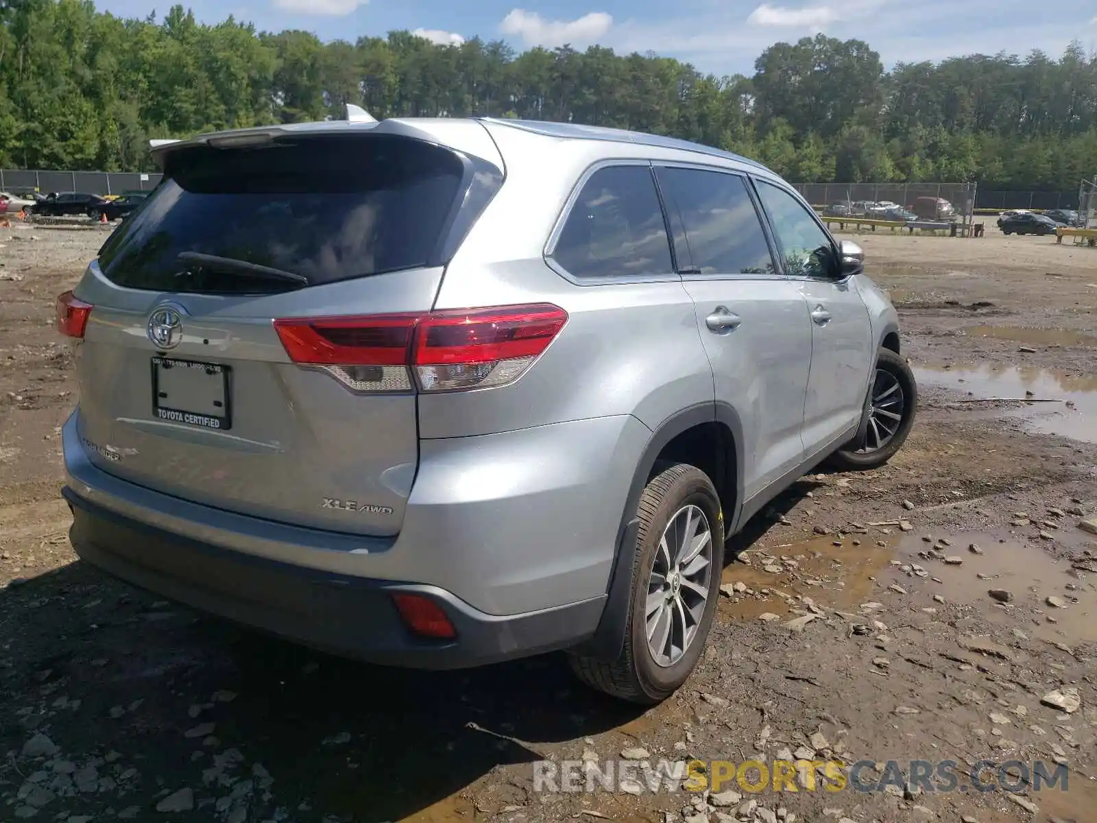 4 Photograph of a damaged car 5TDJZRFH5KS582141 TOYOTA HIGHLANDER 2019