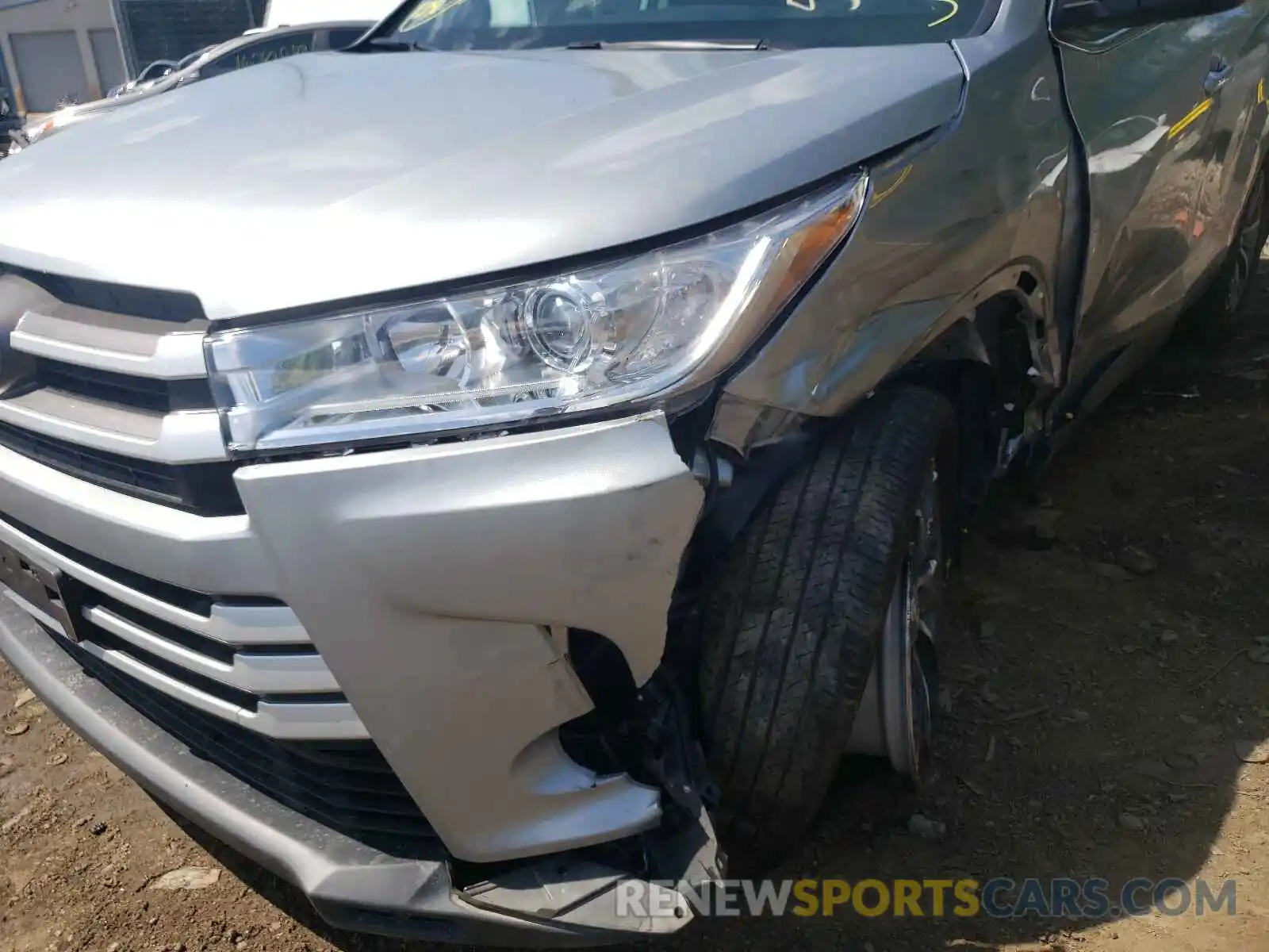 9 Photograph of a damaged car 5TDJZRFH5KS582141 TOYOTA HIGHLANDER 2019