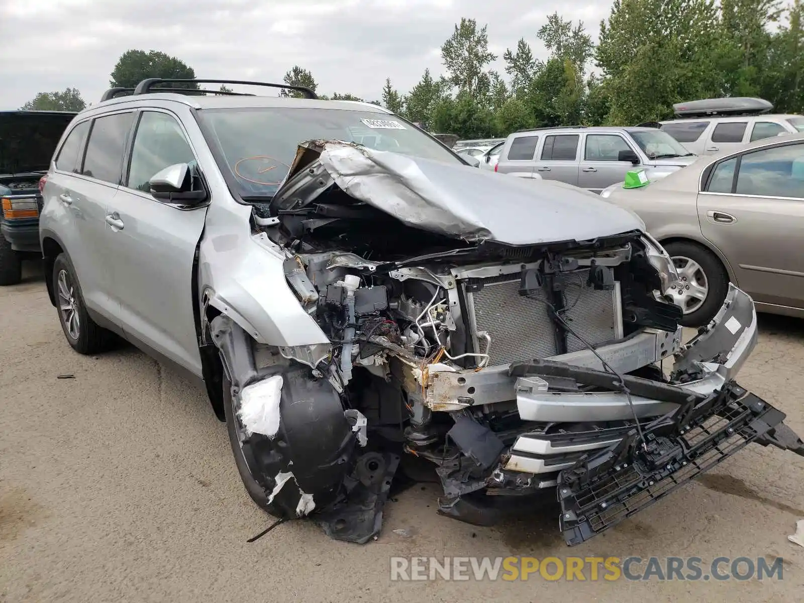 1 Photograph of a damaged car 5TDJZRFH5KS582785 TOYOTA HIGHLANDER 2019