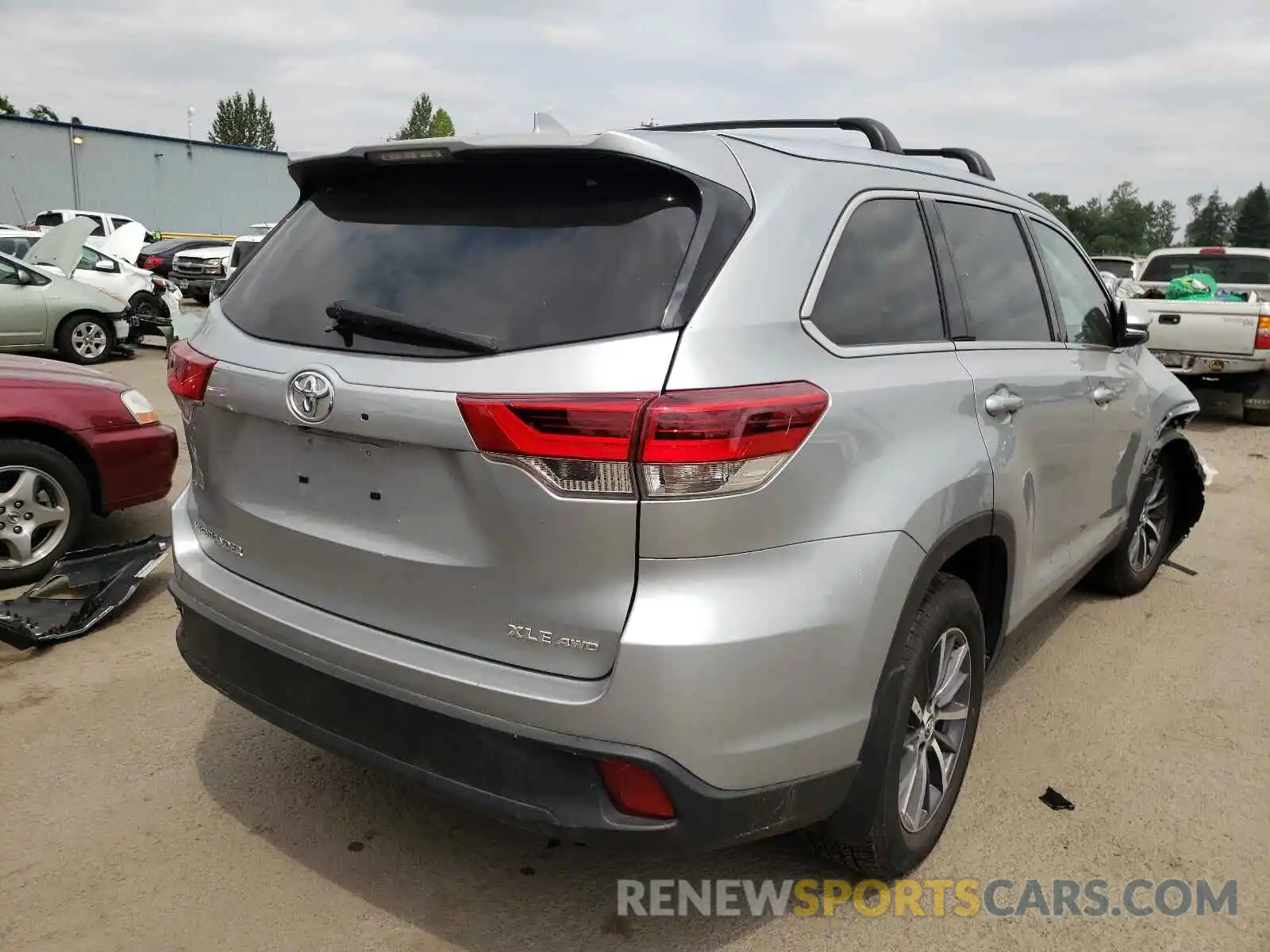 4 Photograph of a damaged car 5TDJZRFH5KS582785 TOYOTA HIGHLANDER 2019