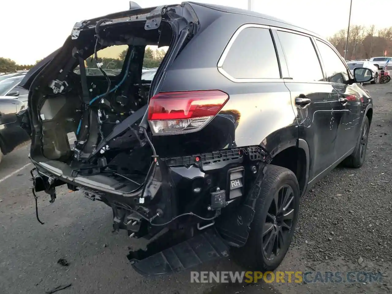 4 Photograph of a damaged car 5TDJZRFH5KS582852 TOYOTA HIGHLANDER 2019