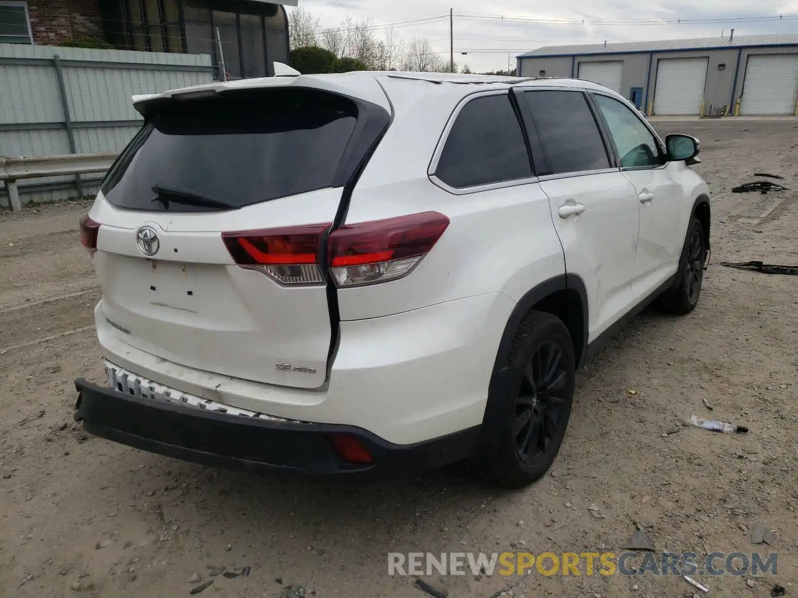 4 Photograph of a damaged car 5TDJZRFH5KS585153 TOYOTA HIGHLANDER 2019