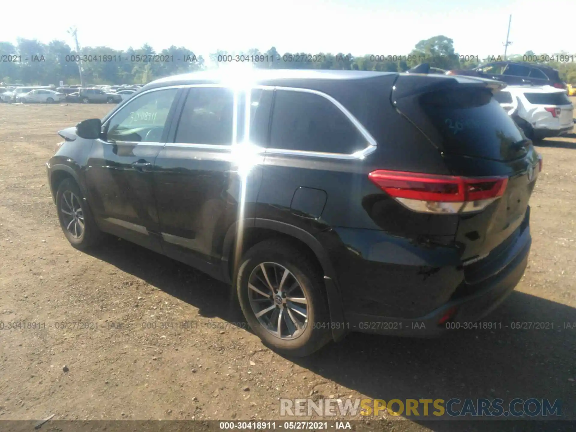 3 Photograph of a damaged car 5TDJZRFH5KS585783 TOYOTA HIGHLANDER 2019