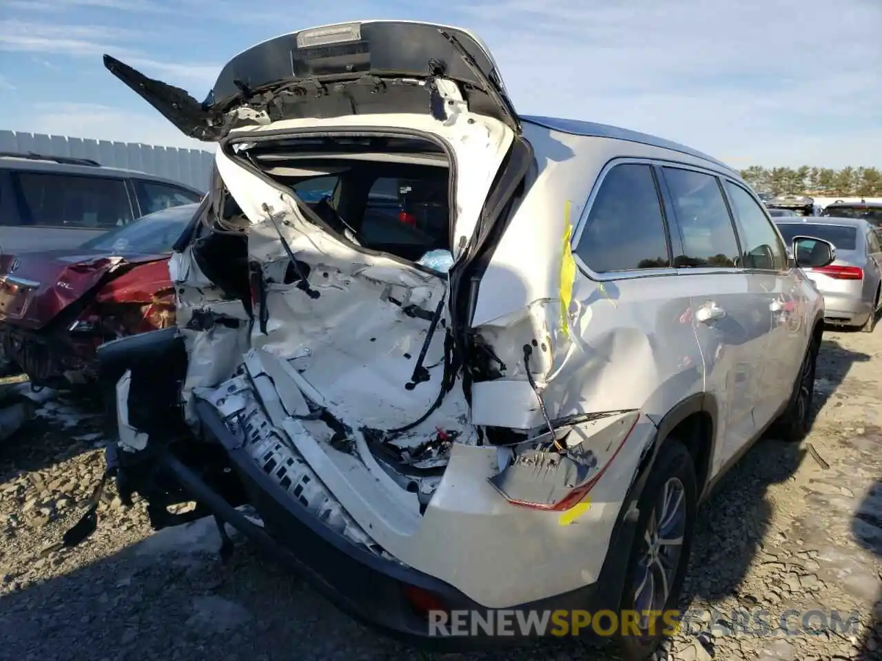 4 Photograph of a damaged car 5TDJZRFH5KS586450 TOYOTA HIGHLANDER 2019