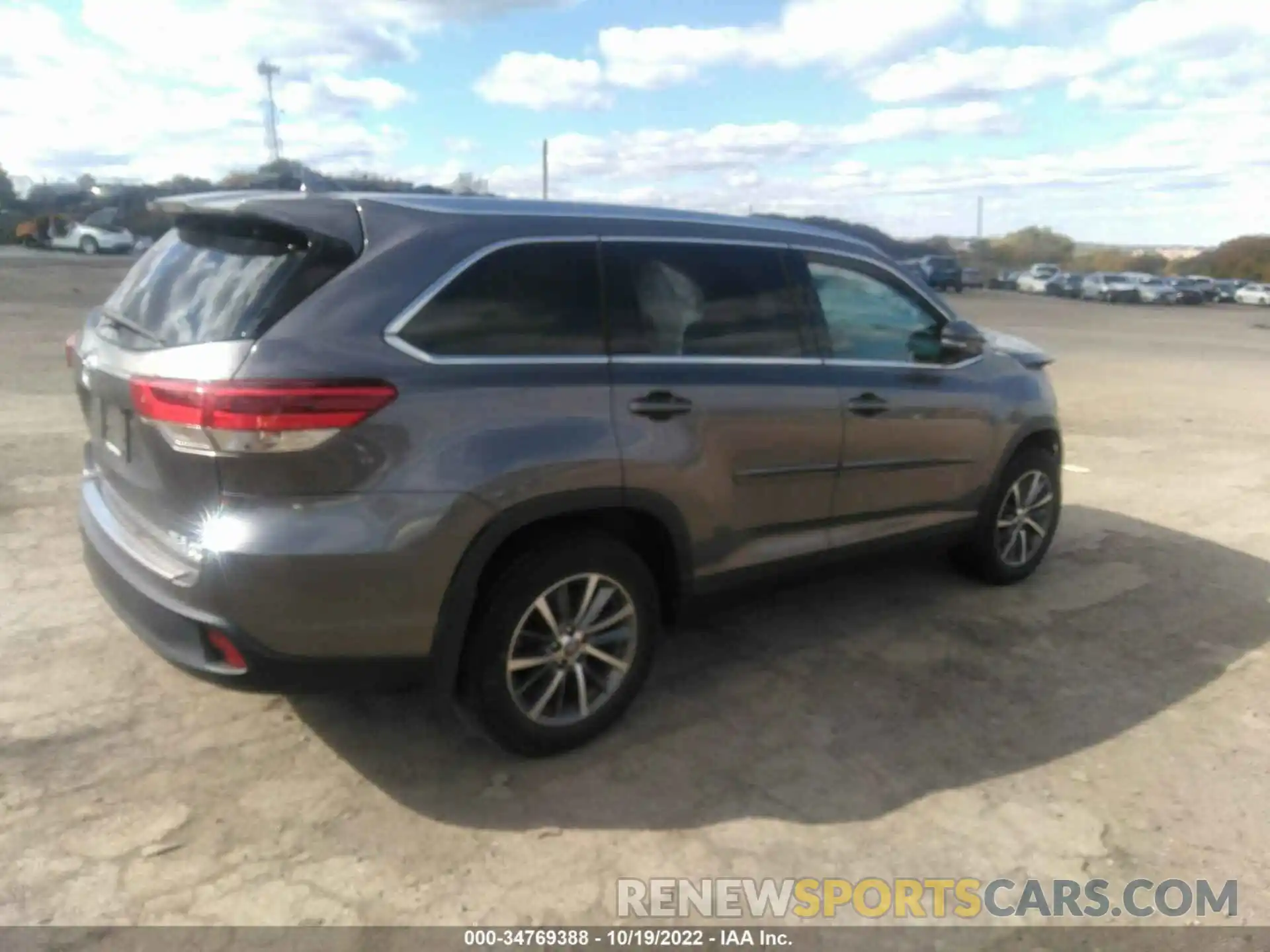 4 Photograph of a damaged car 5TDJZRFH5KS586982 TOYOTA HIGHLANDER 2019