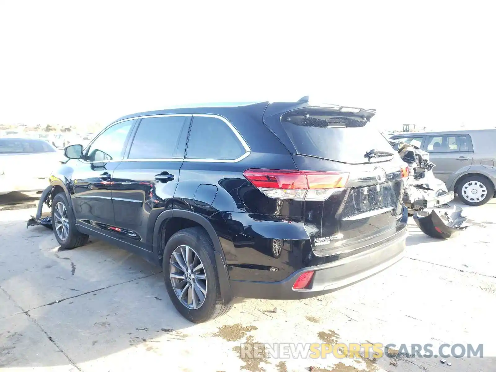 3 Photograph of a damaged car 5TDJZRFH5KS587839 TOYOTA HIGHLANDER 2019