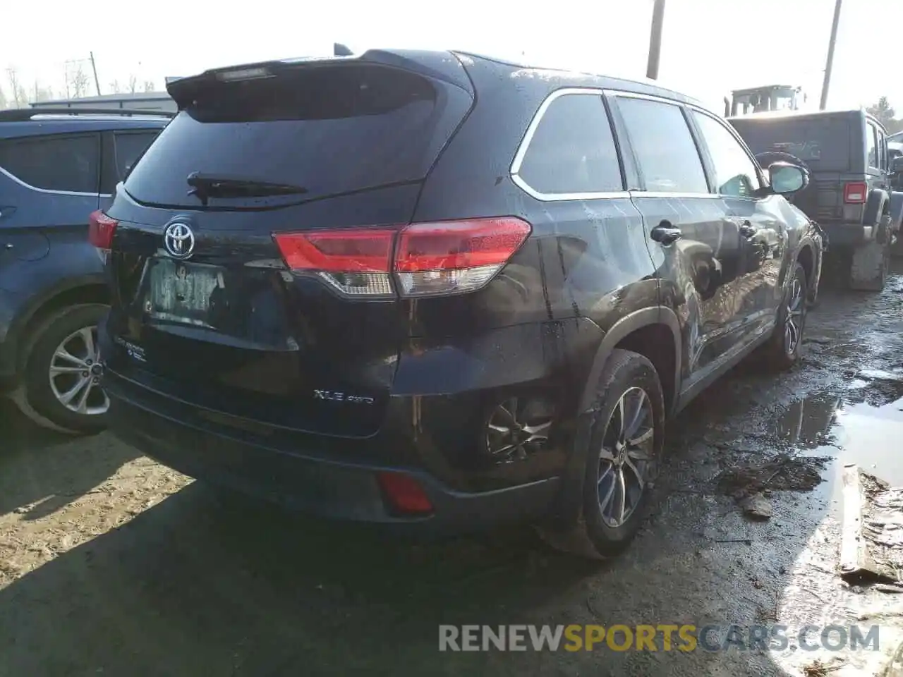 4 Photograph of a damaged car 5TDJZRFH5KS588649 TOYOTA HIGHLANDER 2019