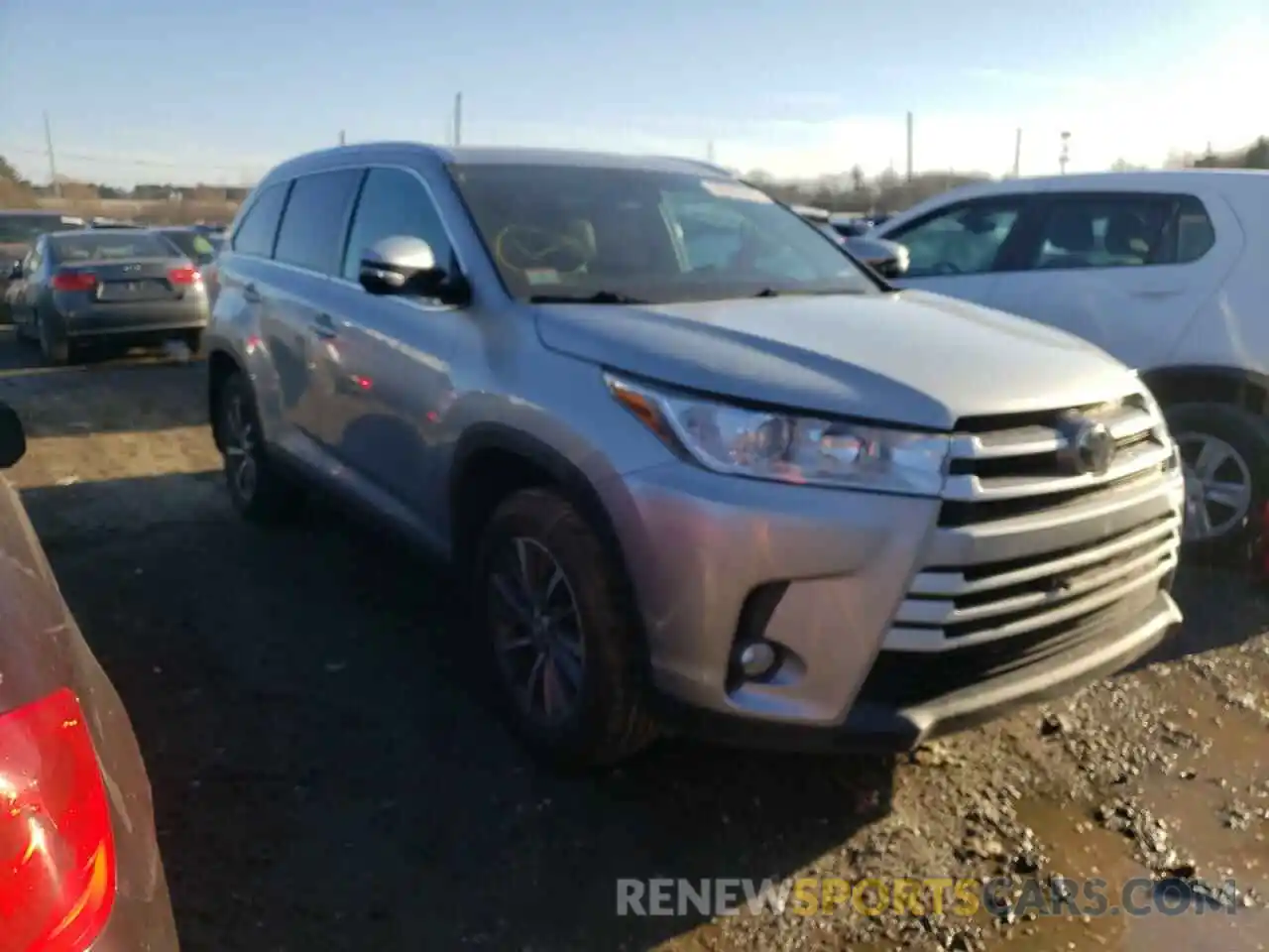 1 Photograph of a damaged car 5TDJZRFH5KS590112 TOYOTA HIGHLANDER 2019