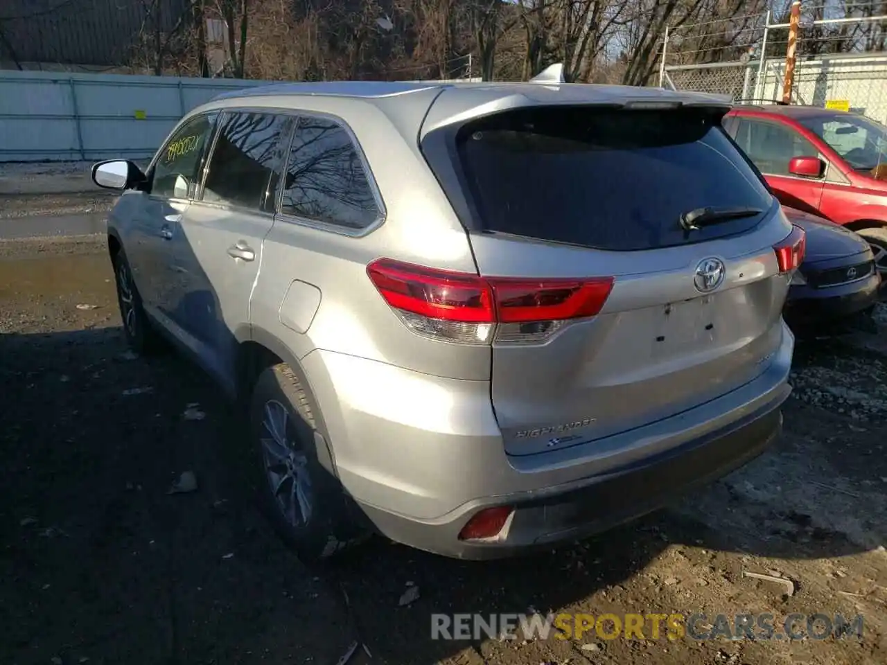 3 Photograph of a damaged car 5TDJZRFH5KS590112 TOYOTA HIGHLANDER 2019