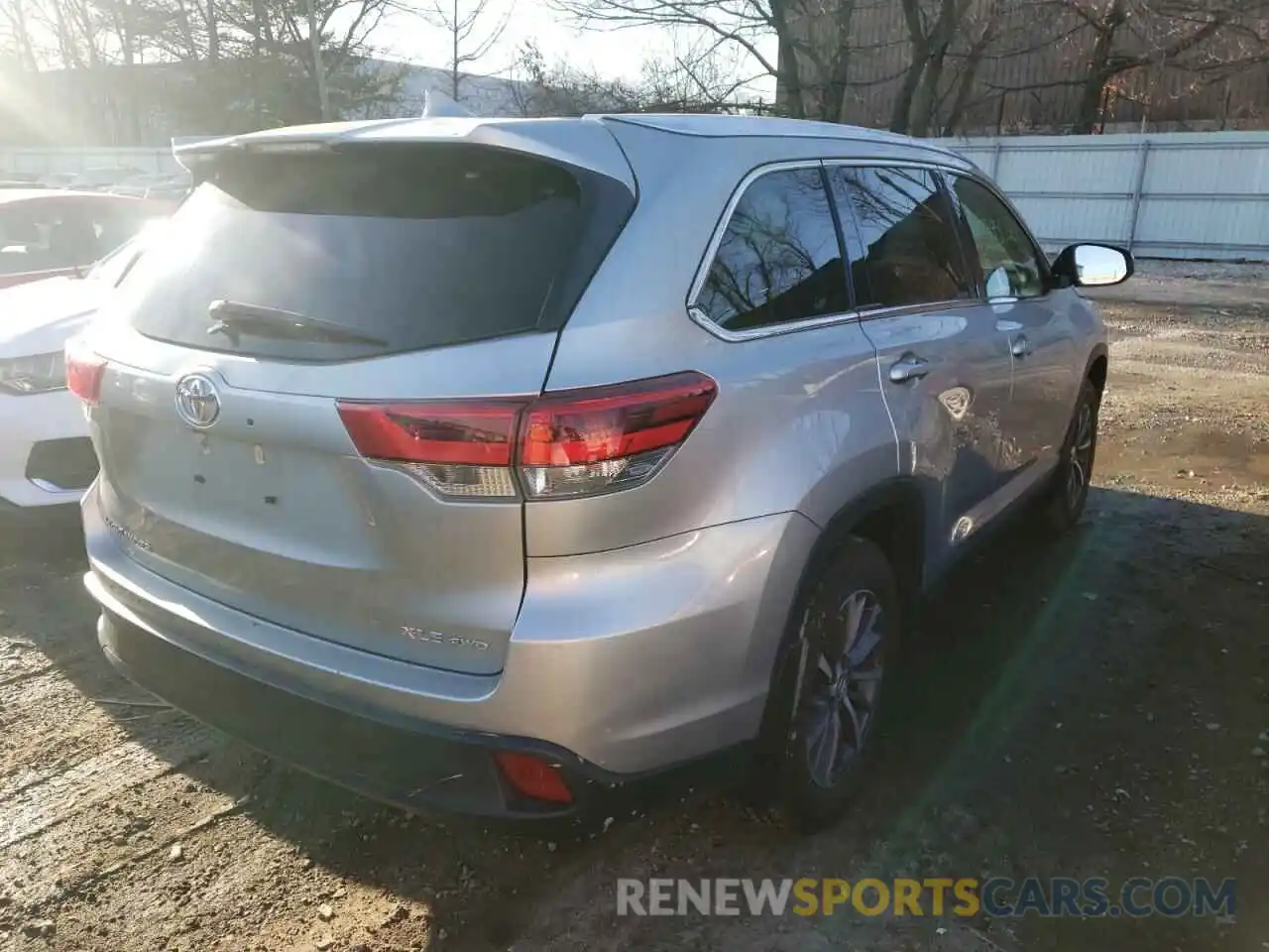 4 Photograph of a damaged car 5TDJZRFH5KS590112 TOYOTA HIGHLANDER 2019