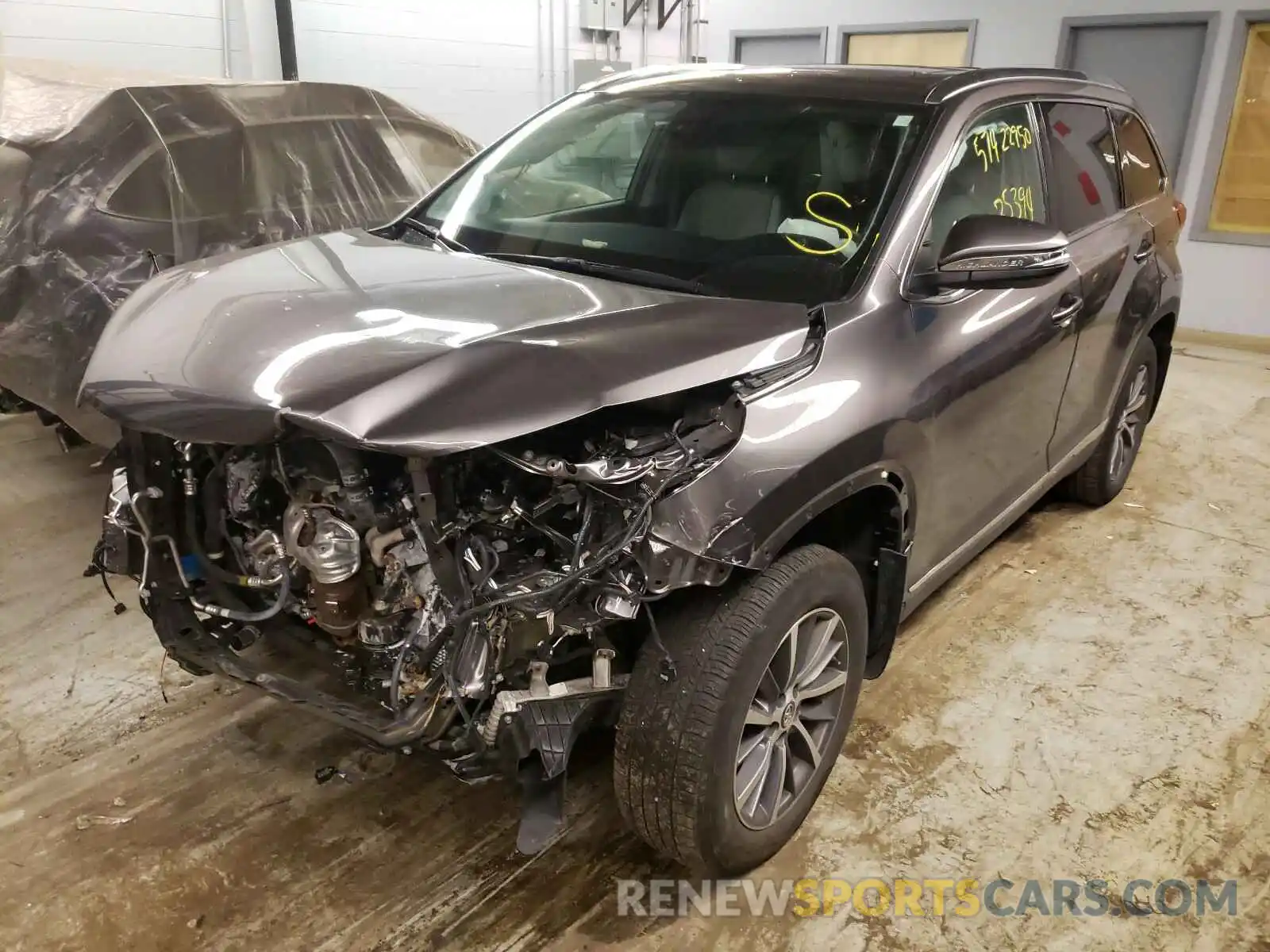 2 Photograph of a damaged car 5TDJZRFH5KS590837 TOYOTA HIGHLANDER 2019