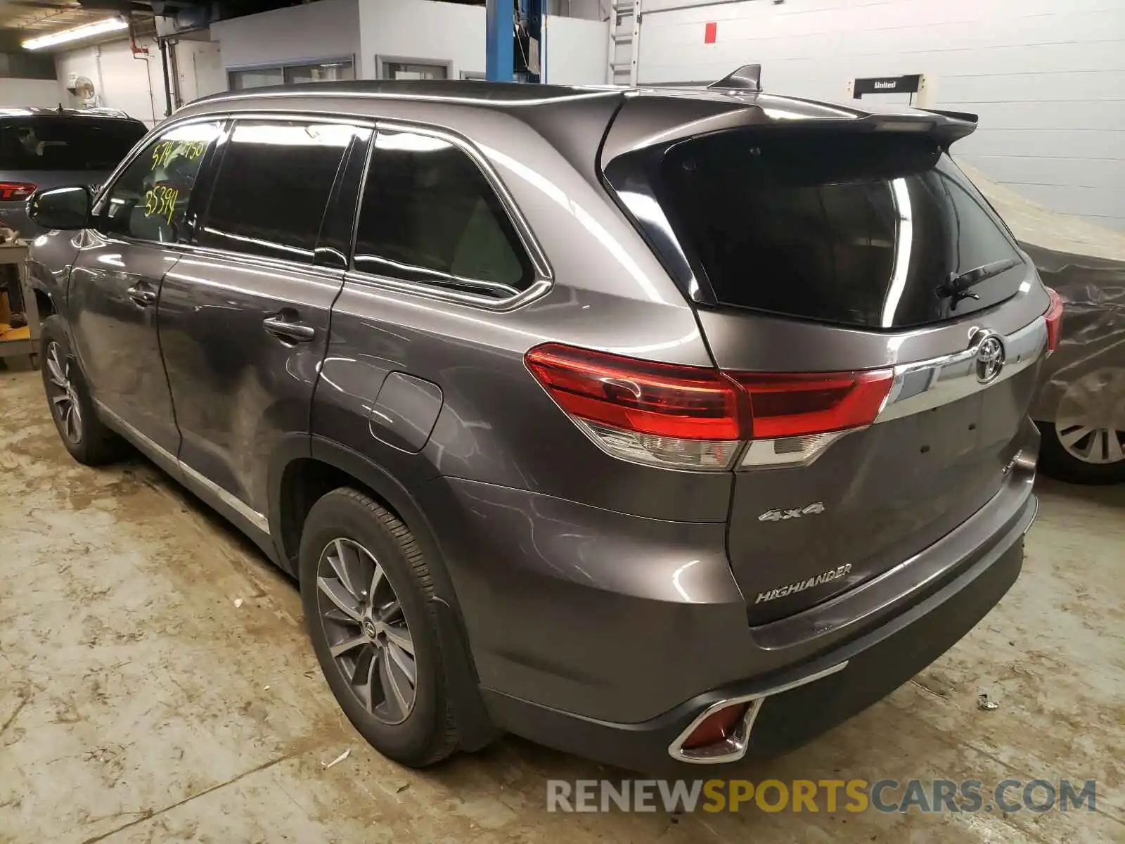 3 Photograph of a damaged car 5TDJZRFH5KS590837 TOYOTA HIGHLANDER 2019