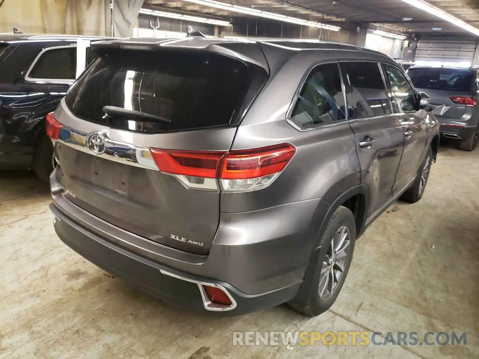 4 Photograph of a damaged car 5TDJZRFH5KS590837 TOYOTA HIGHLANDER 2019