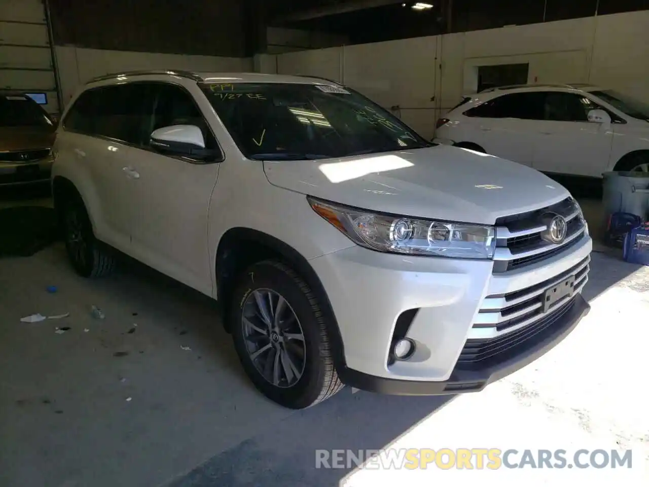 1 Photograph of a damaged car 5TDJZRFH5KS592412 TOYOTA HIGHLANDER 2019