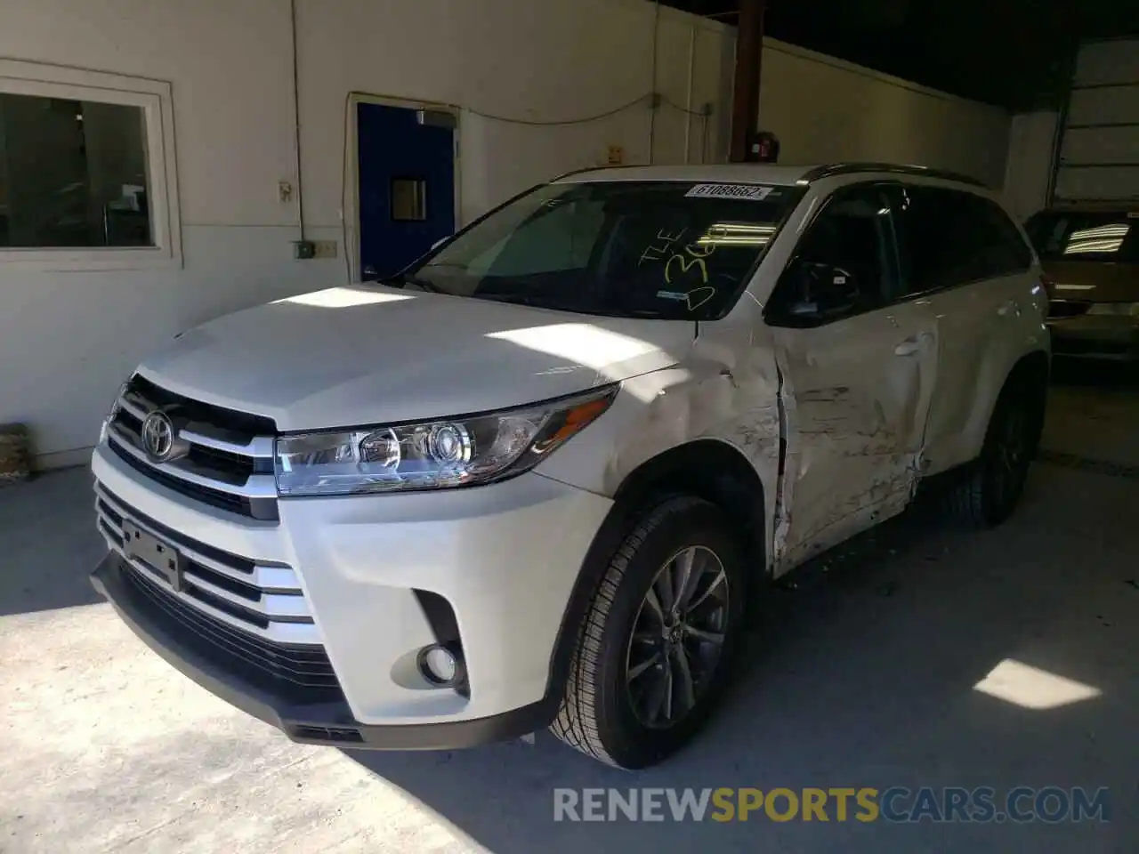 2 Photograph of a damaged car 5TDJZRFH5KS592412 TOYOTA HIGHLANDER 2019