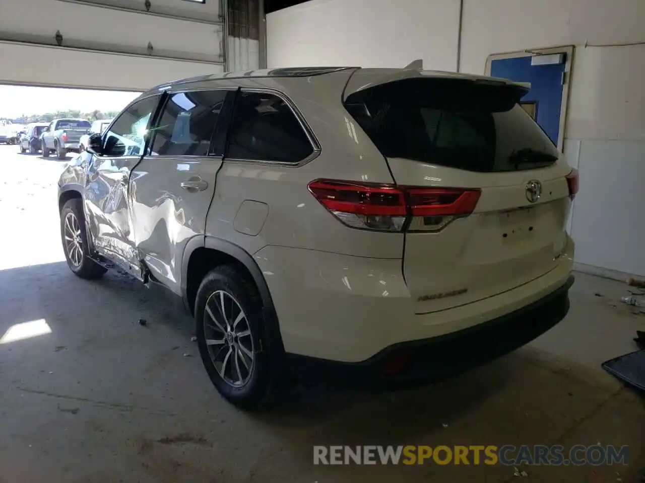 3 Photograph of a damaged car 5TDJZRFH5KS592412 TOYOTA HIGHLANDER 2019