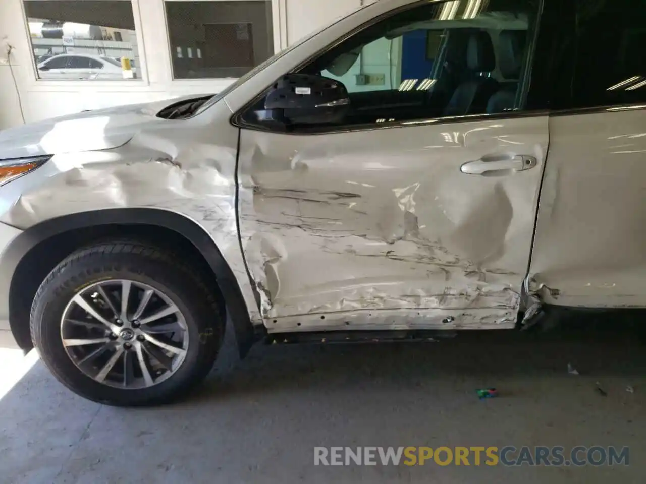 9 Photograph of a damaged car 5TDJZRFH5KS592412 TOYOTA HIGHLANDER 2019