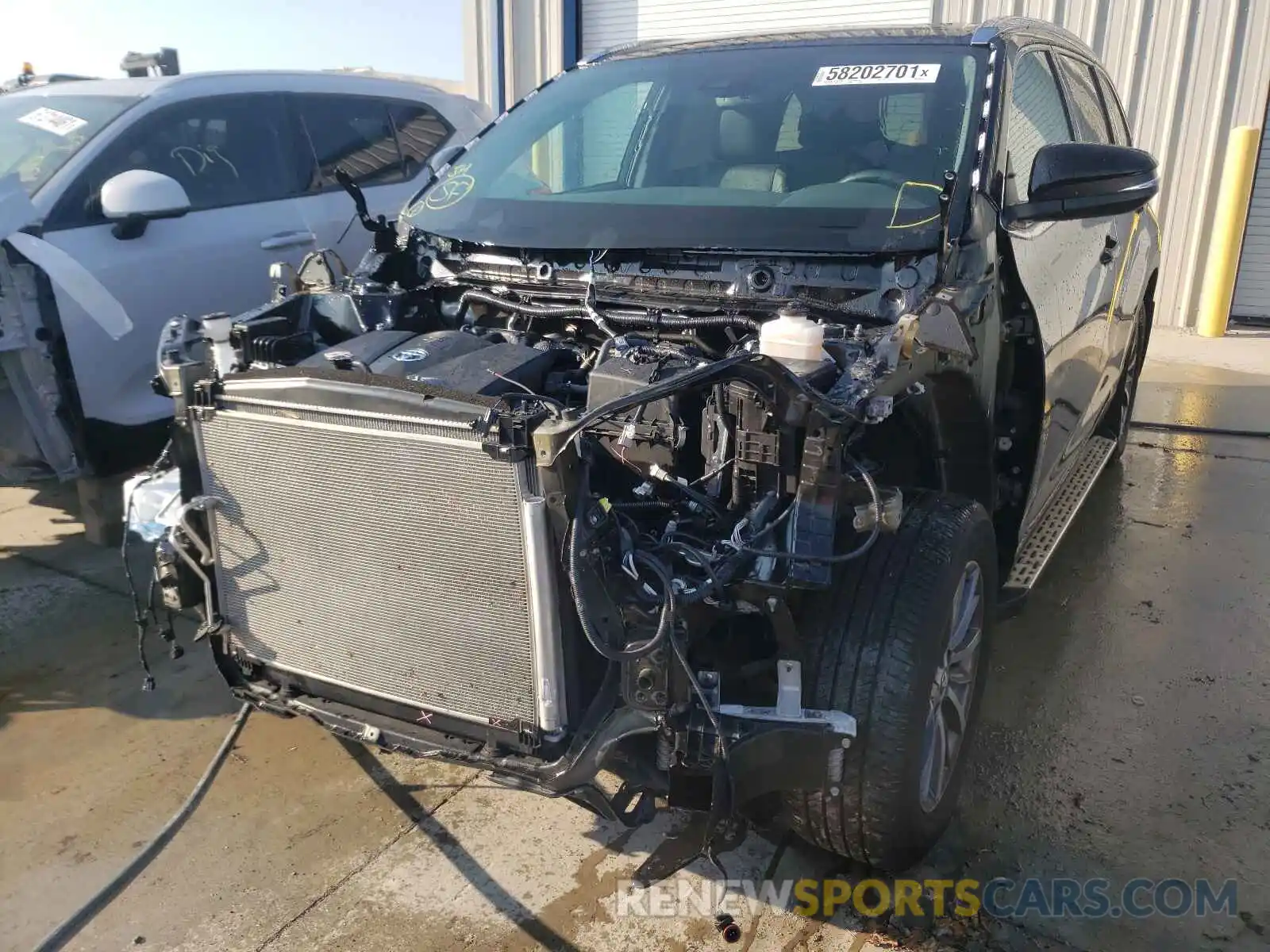 2 Photograph of a damaged car 5TDJZRFH5KS592782 TOYOTA HIGHLANDER 2019