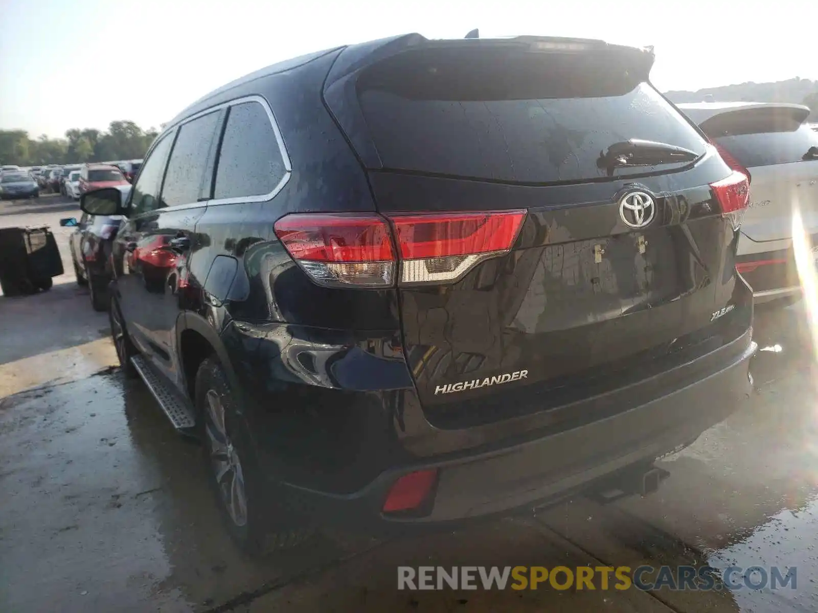 3 Photograph of a damaged car 5TDJZRFH5KS592782 TOYOTA HIGHLANDER 2019