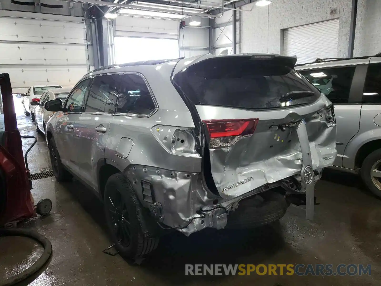 3 Photograph of a damaged car 5TDJZRFH5KS595276 TOYOTA HIGHLANDER 2019