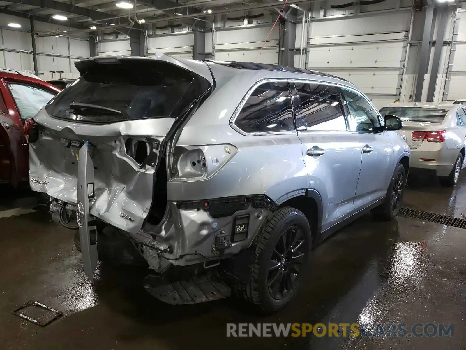 4 Photograph of a damaged car 5TDJZRFH5KS595276 TOYOTA HIGHLANDER 2019