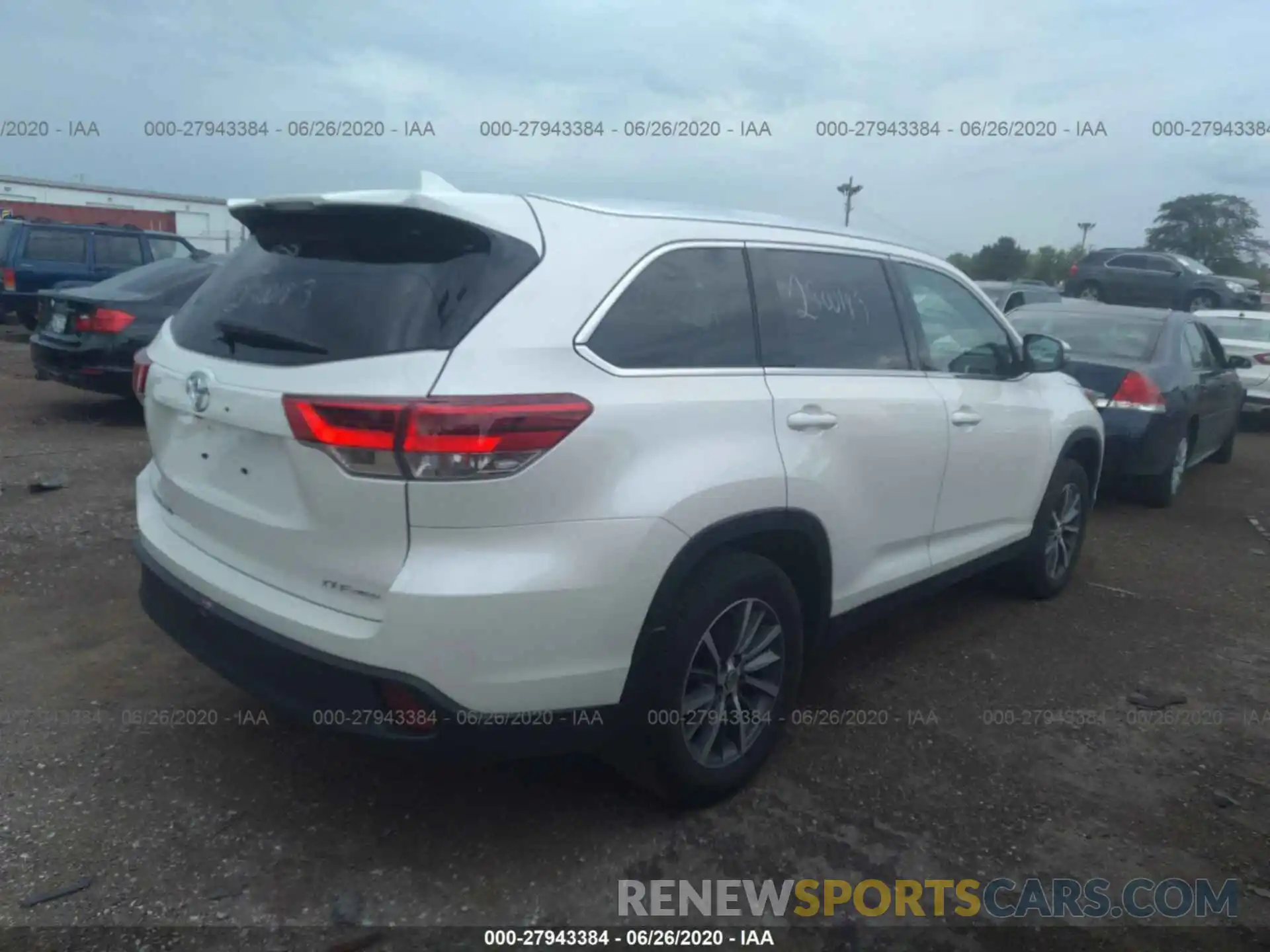 4 Photograph of a damaged car 5TDJZRFH5KS595326 TOYOTA HIGHLANDER 2019