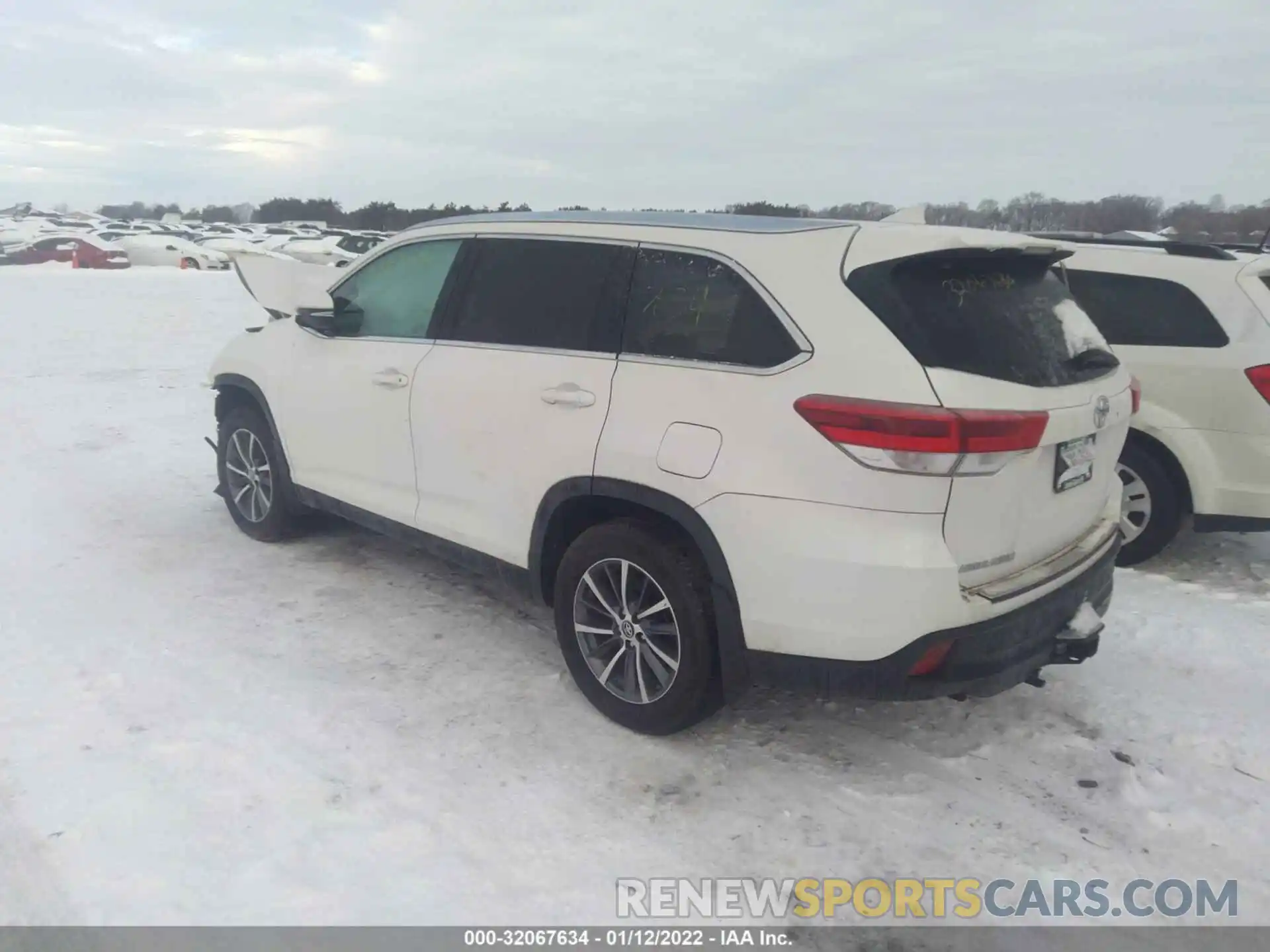 3 Photograph of a damaged car 5TDJZRFH5KS598016 TOYOTA HIGHLANDER 2019