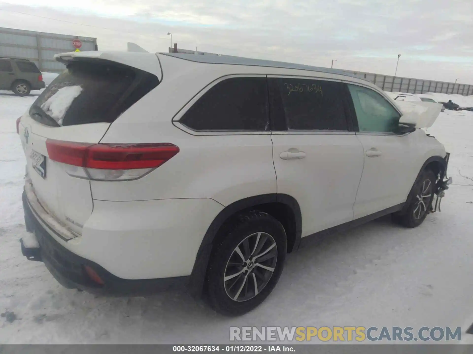 4 Photograph of a damaged car 5TDJZRFH5KS598016 TOYOTA HIGHLANDER 2019