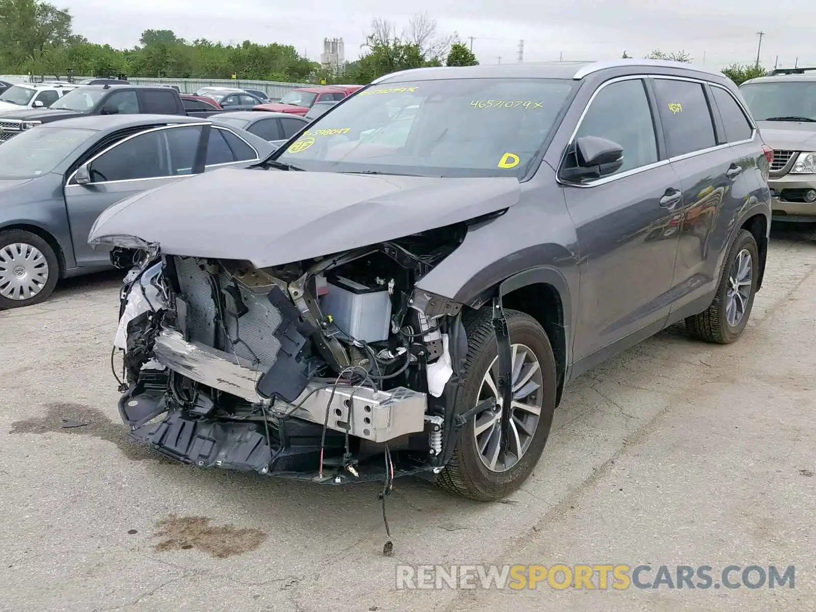 2 Photograph of a damaged car 5TDJZRFH5KS598047 TOYOTA HIGHLANDER 2019