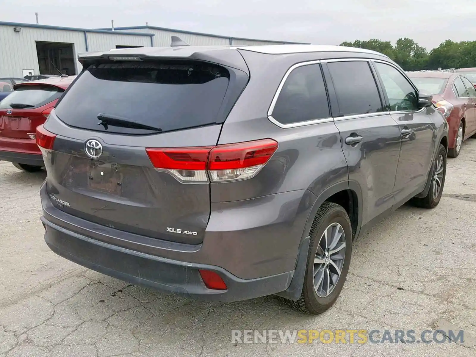 4 Photograph of a damaged car 5TDJZRFH5KS598047 TOYOTA HIGHLANDER 2019