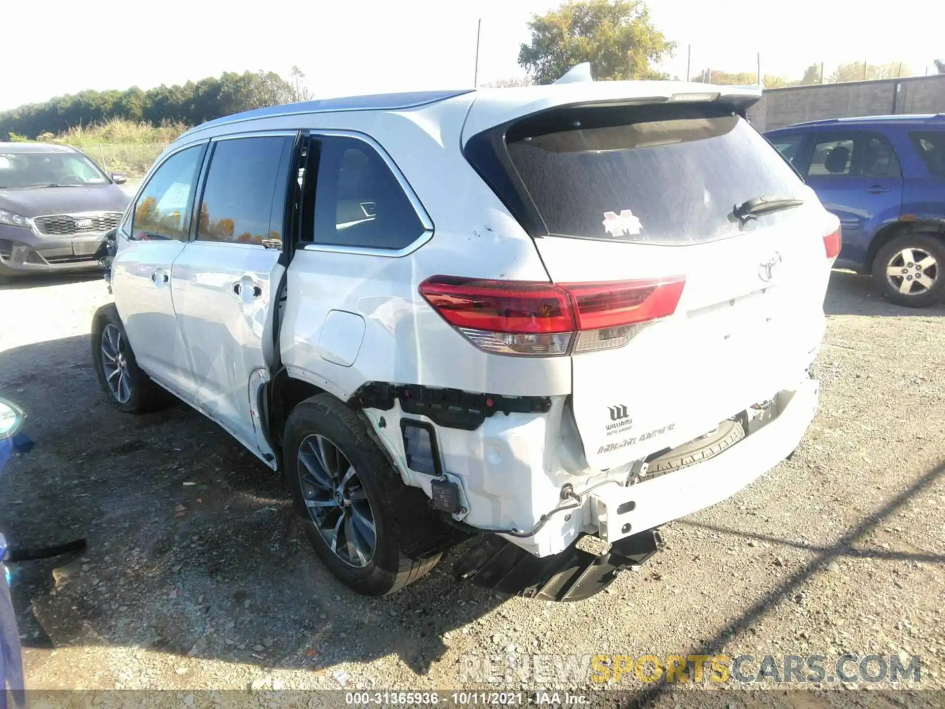 3 Photograph of a damaged car 5TDJZRFH5KS598517 TOYOTA HIGHLANDER 2019