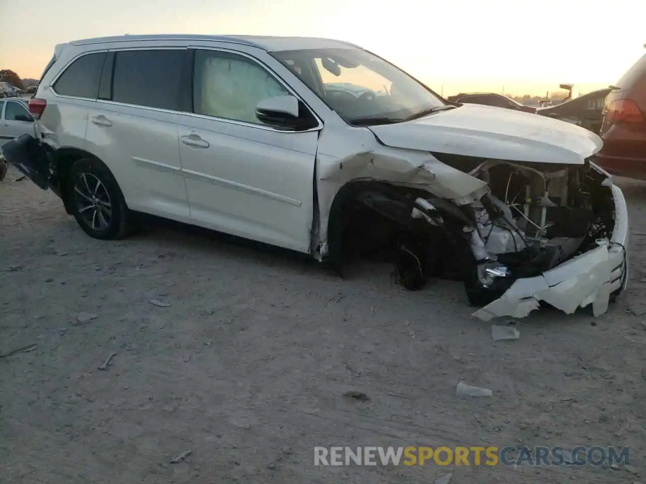 1 Photograph of a damaged car 5TDJZRFH5KS599988 TOYOTA HIGHLANDER 2019