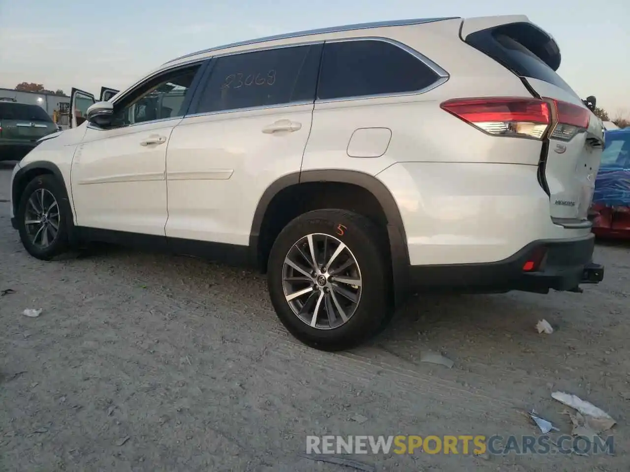 3 Photograph of a damaged car 5TDJZRFH5KS599988 TOYOTA HIGHLANDER 2019