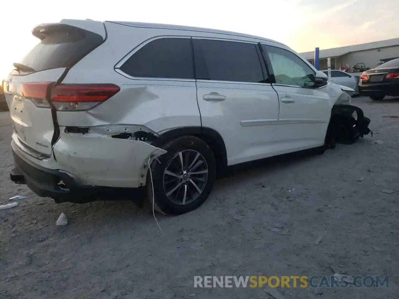 4 Photograph of a damaged car 5TDJZRFH5KS599988 TOYOTA HIGHLANDER 2019