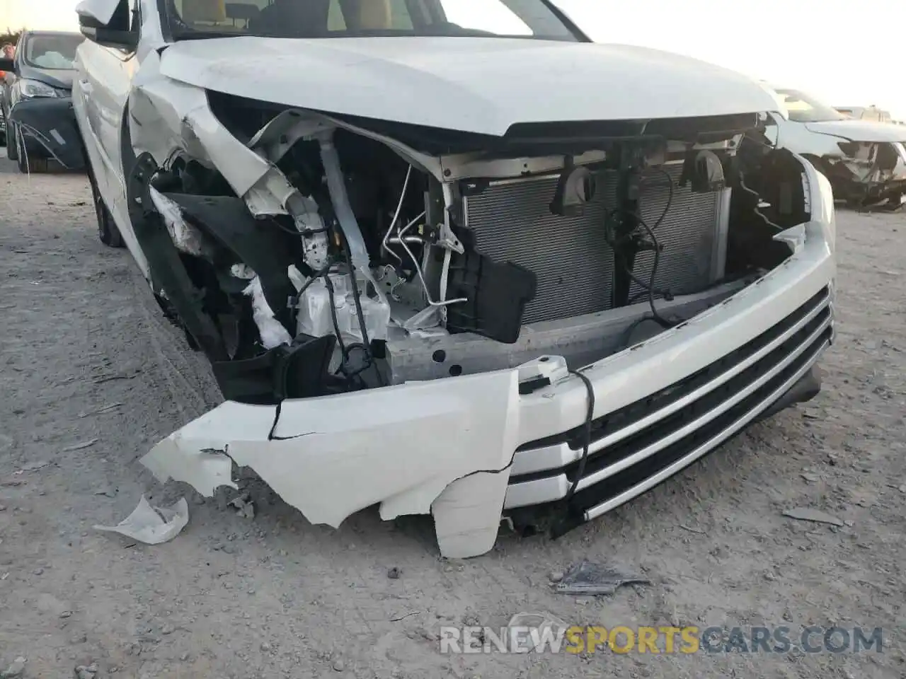 9 Photograph of a damaged car 5TDJZRFH5KS599988 TOYOTA HIGHLANDER 2019