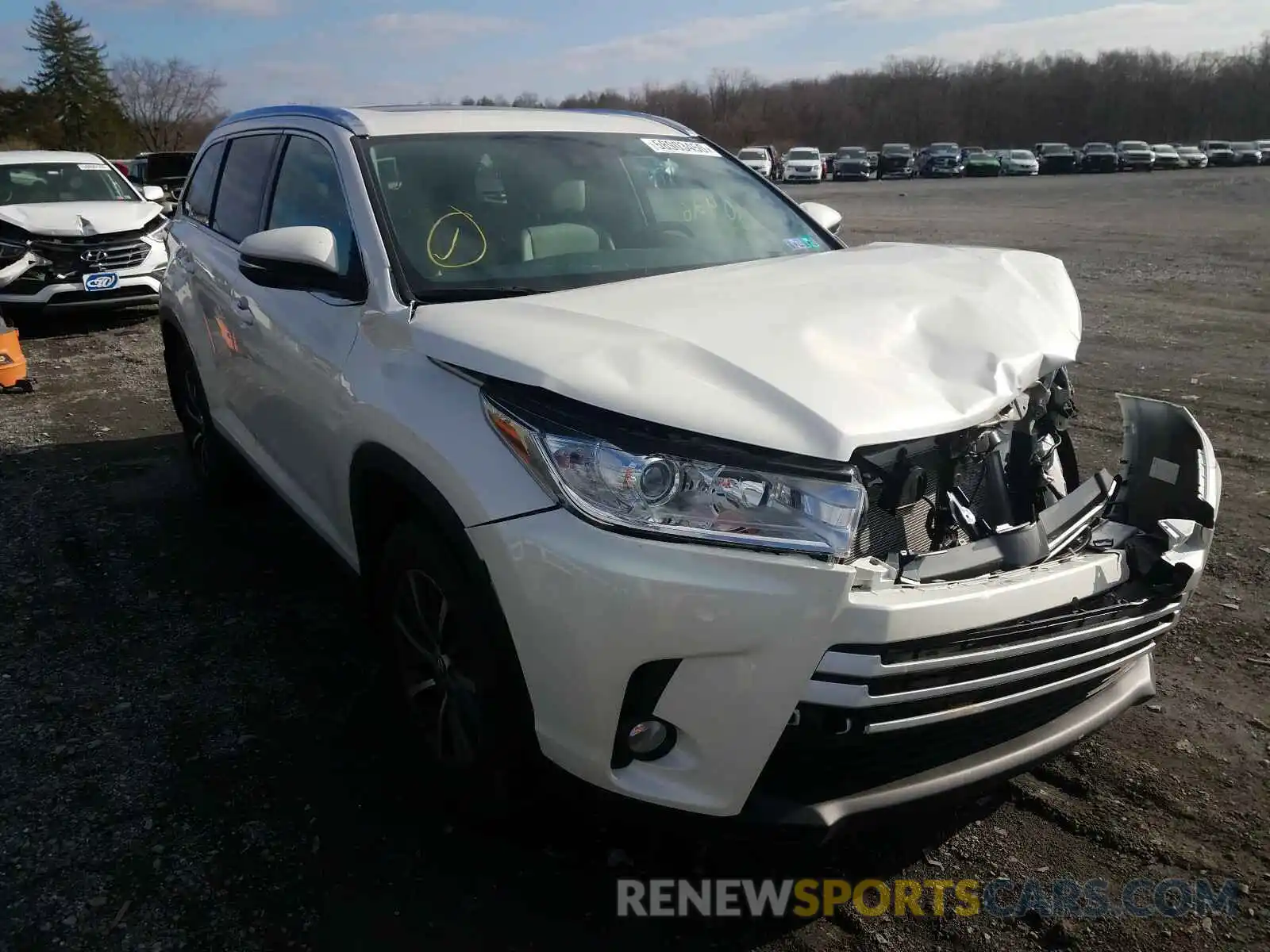 1 Photograph of a damaged car 5TDJZRFH5KS600797 TOYOTA HIGHLANDER 2019