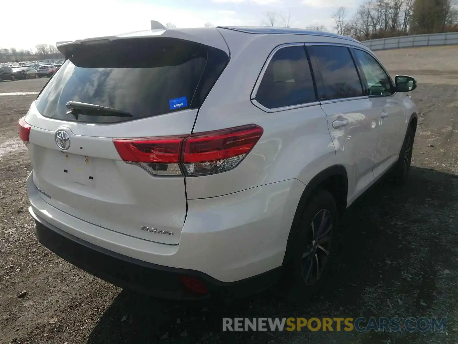 4 Photograph of a damaged car 5TDJZRFH5KS600797 TOYOTA HIGHLANDER 2019