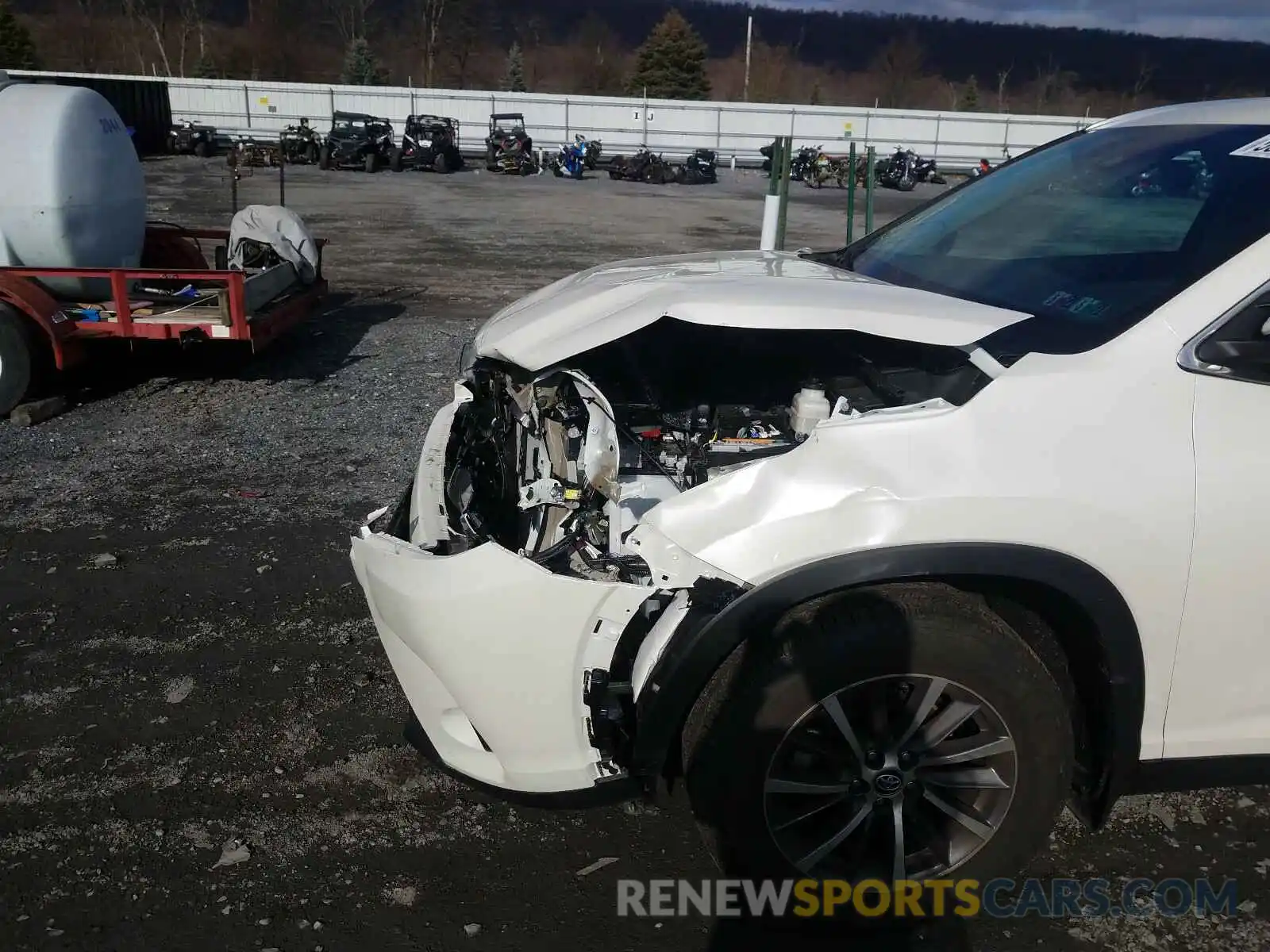 9 Photograph of a damaged car 5TDJZRFH5KS600797 TOYOTA HIGHLANDER 2019