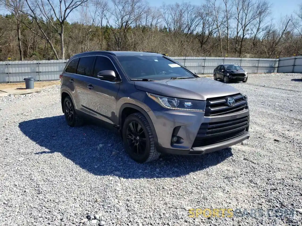 1 Photograph of a damaged car 5TDJZRFH5KS601044 TOYOTA HIGHLANDER 2019