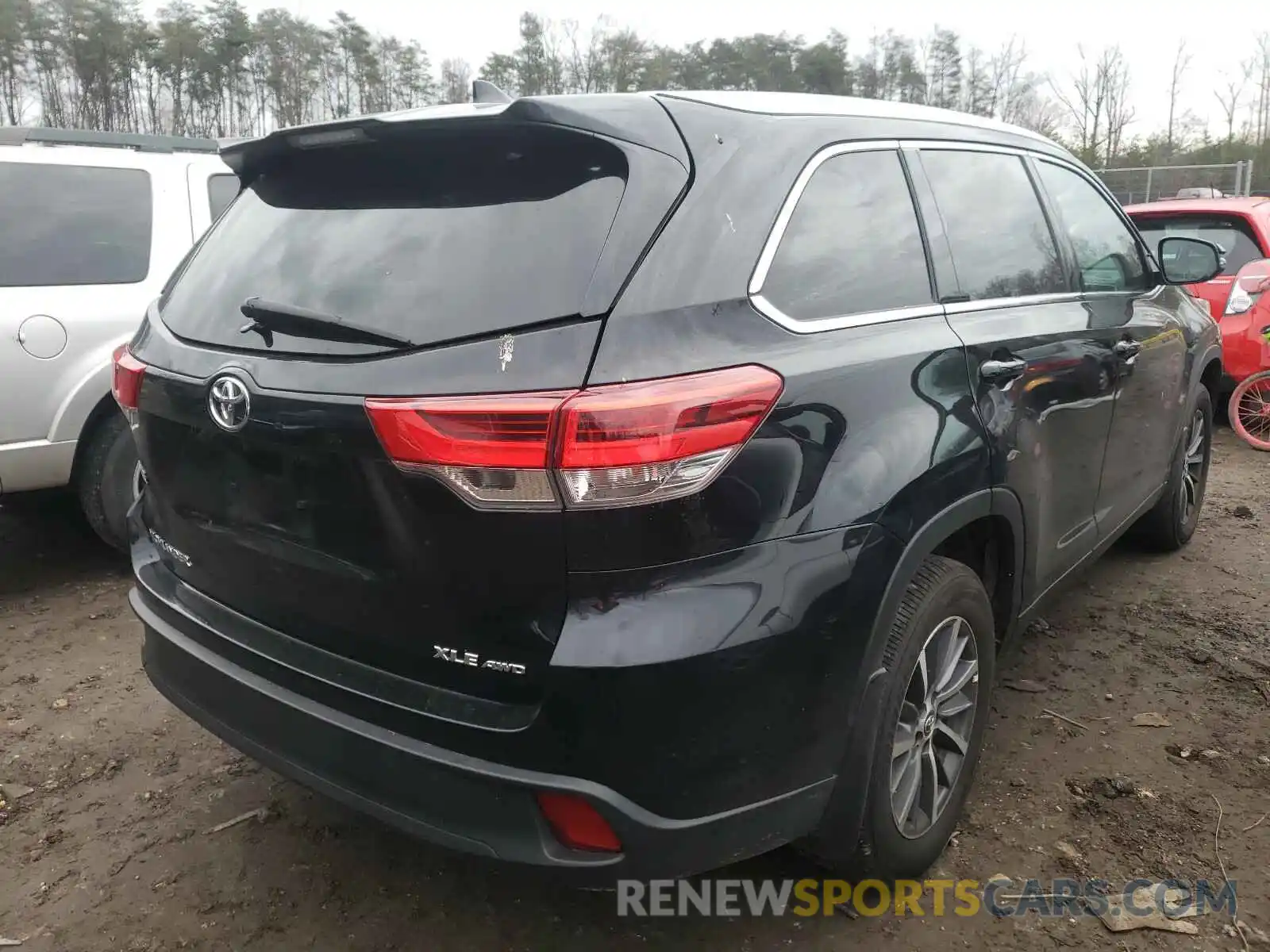 4 Photograph of a damaged car 5TDJZRFH5KS603764 TOYOTA HIGHLANDER 2019