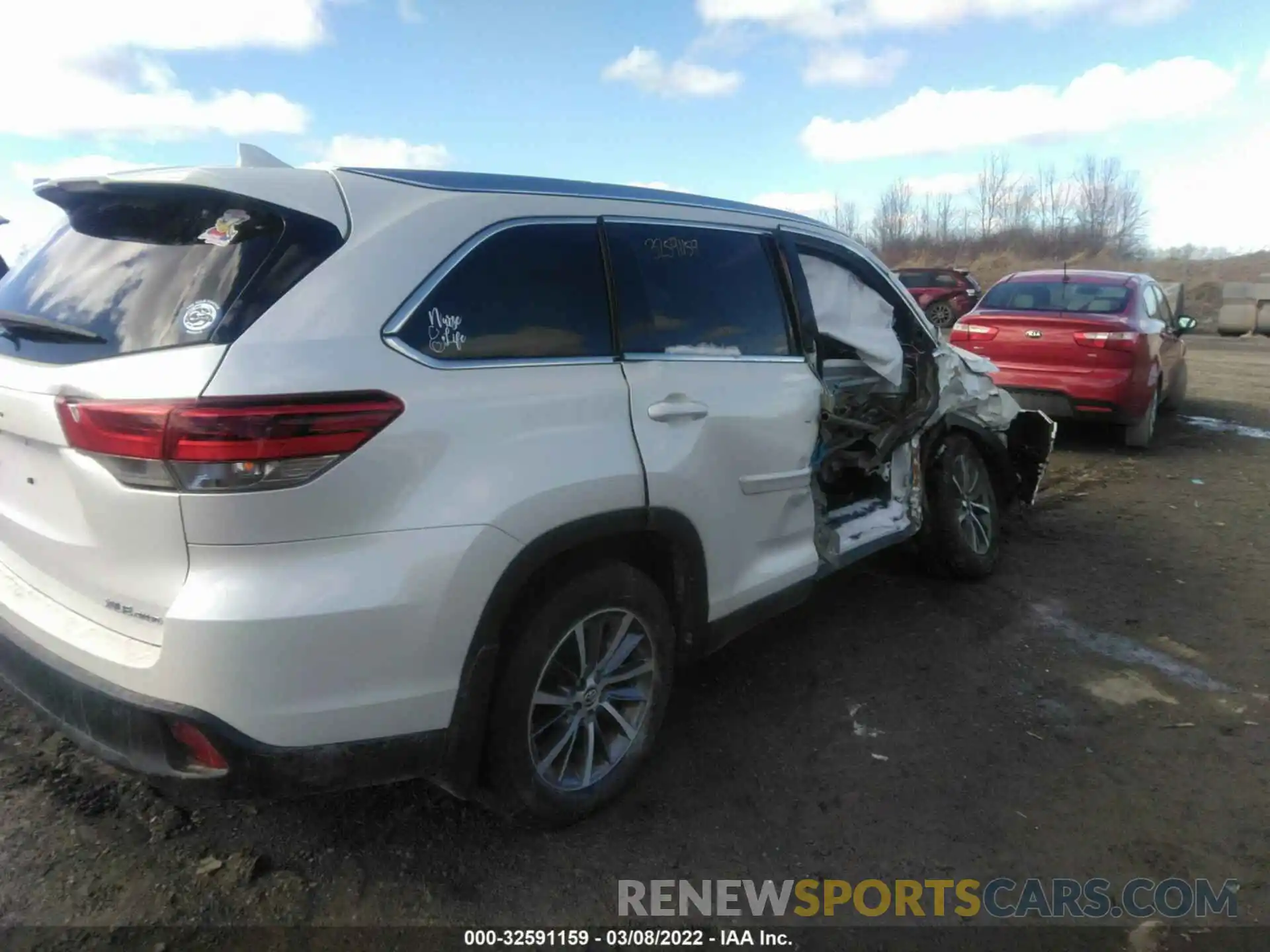 4 Photograph of a damaged car 5TDJZRFH5KS604011 TOYOTA HIGHLANDER 2019