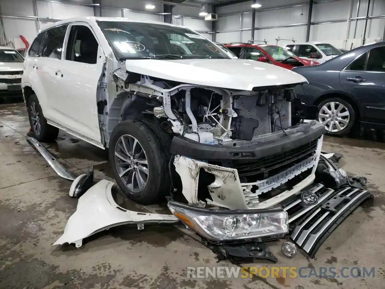 1 Photograph of a damaged car 5TDJZRFH5KS604395 TOYOTA HIGHLANDER 2019