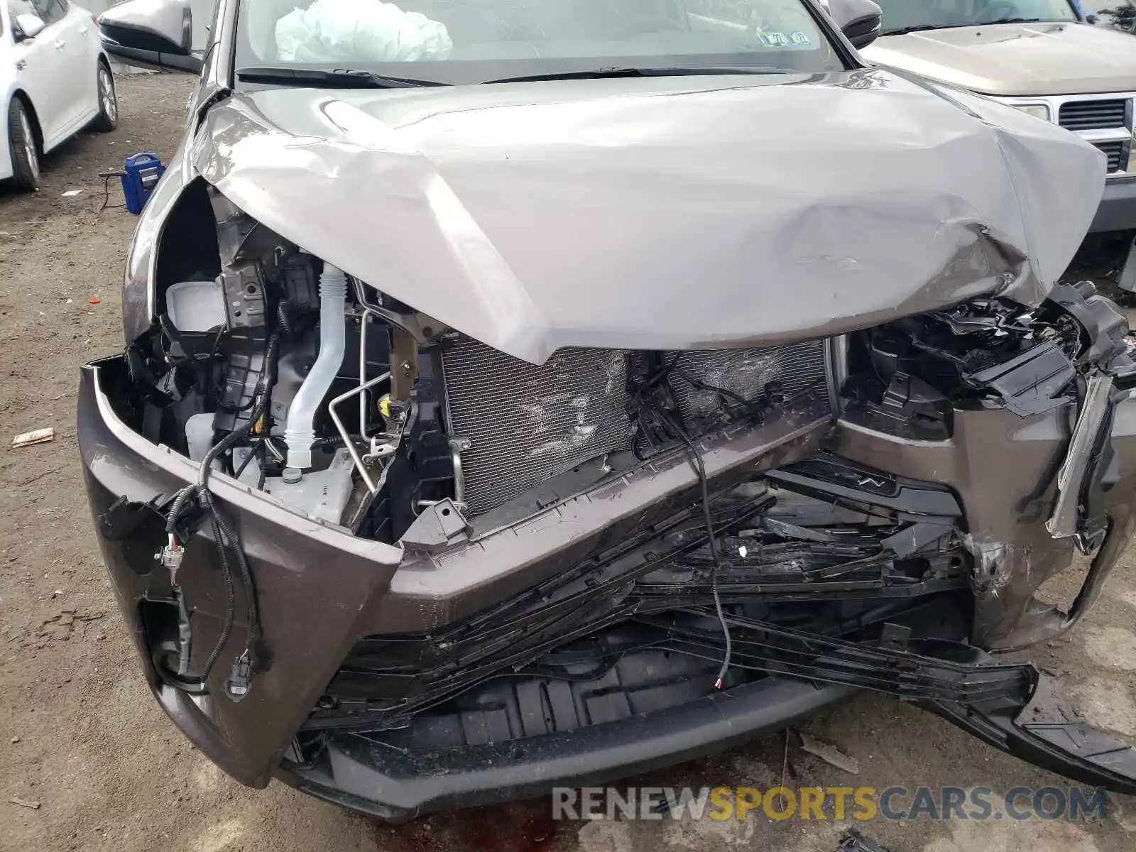 9 Photograph of a damaged car 5TDJZRFH5KS605997 TOYOTA HIGHLANDER 2019