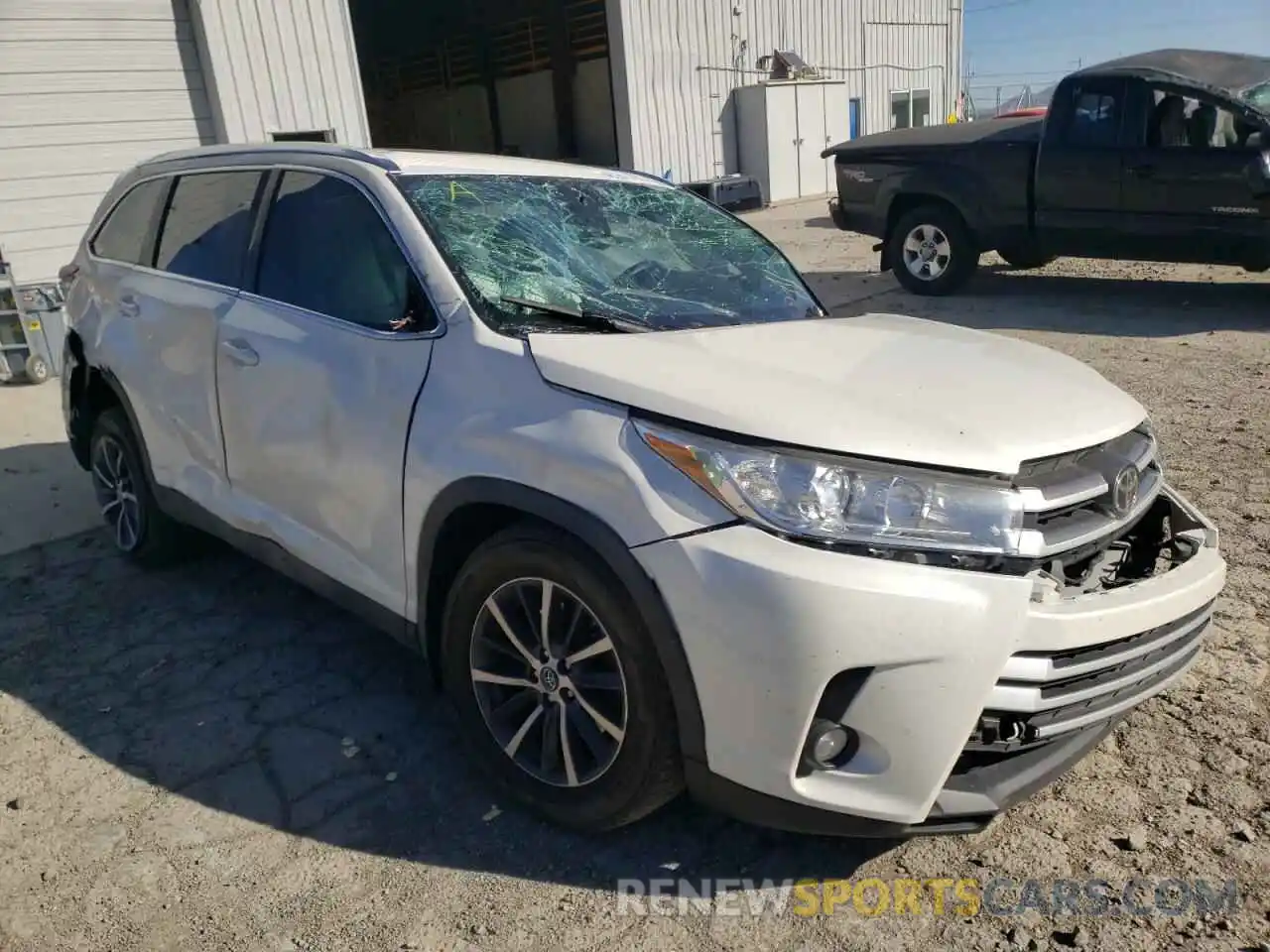 1 Photograph of a damaged car 5TDJZRFH5KS606714 TOYOTA HIGHLANDER 2019