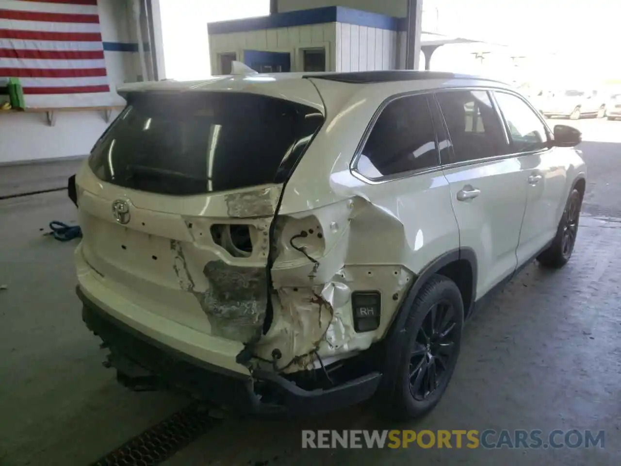 4 Photograph of a damaged car 5TDJZRFH5KS606762 TOYOTA HIGHLANDER 2019