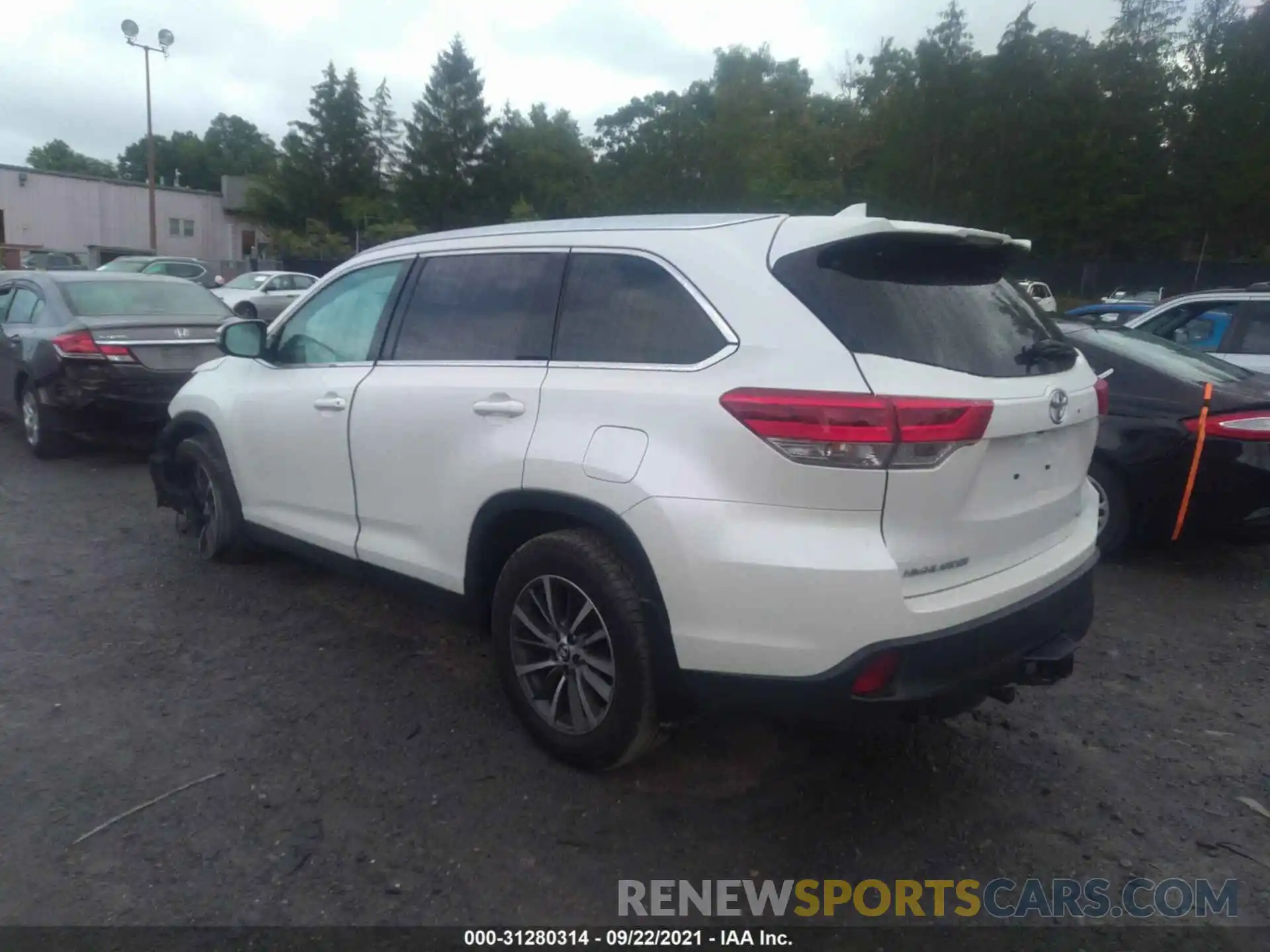 3 Photograph of a damaged car 5TDJZRFH5KS606941 TOYOTA HIGHLANDER 2019