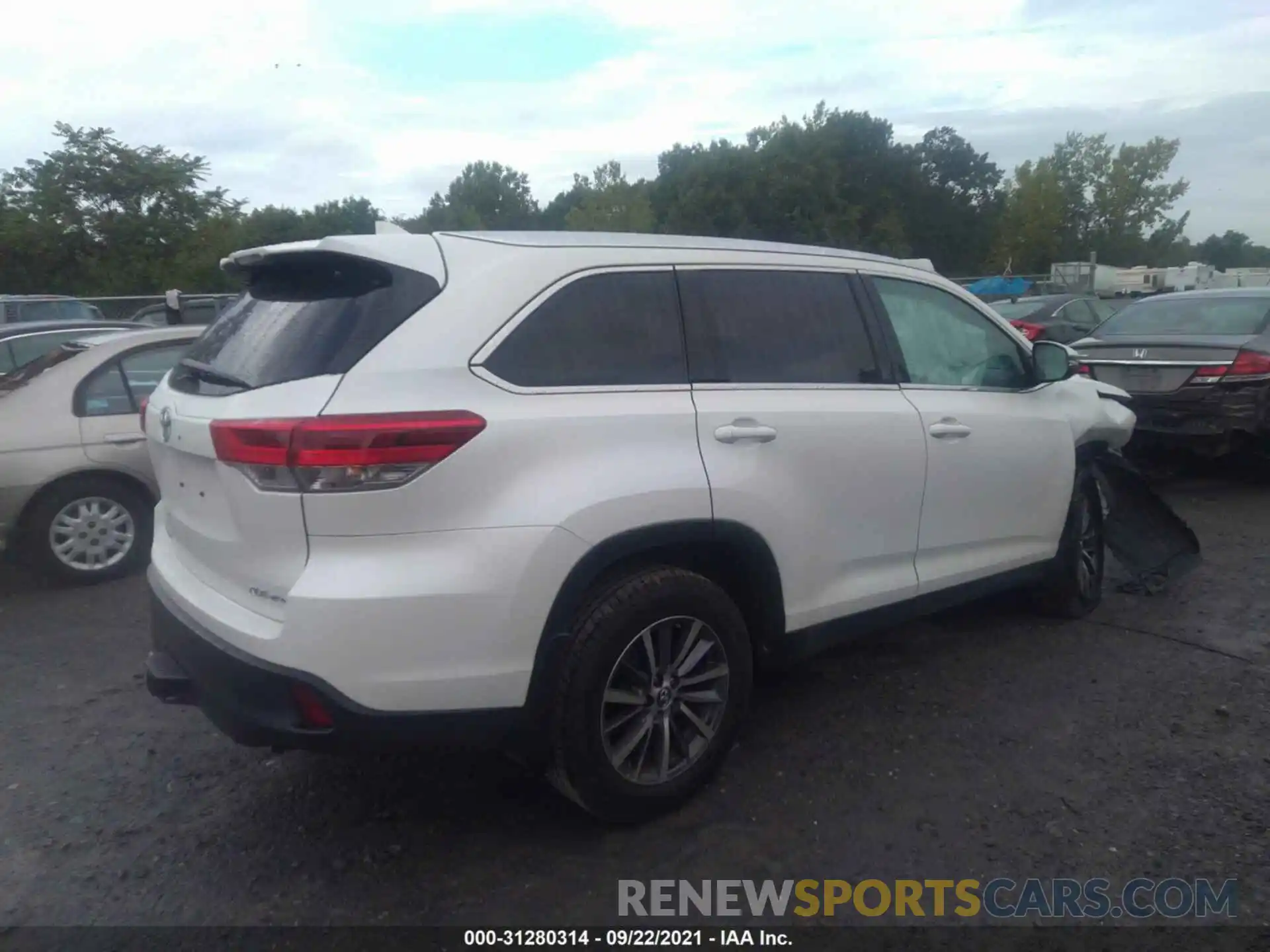 4 Photograph of a damaged car 5TDJZRFH5KS606941 TOYOTA HIGHLANDER 2019