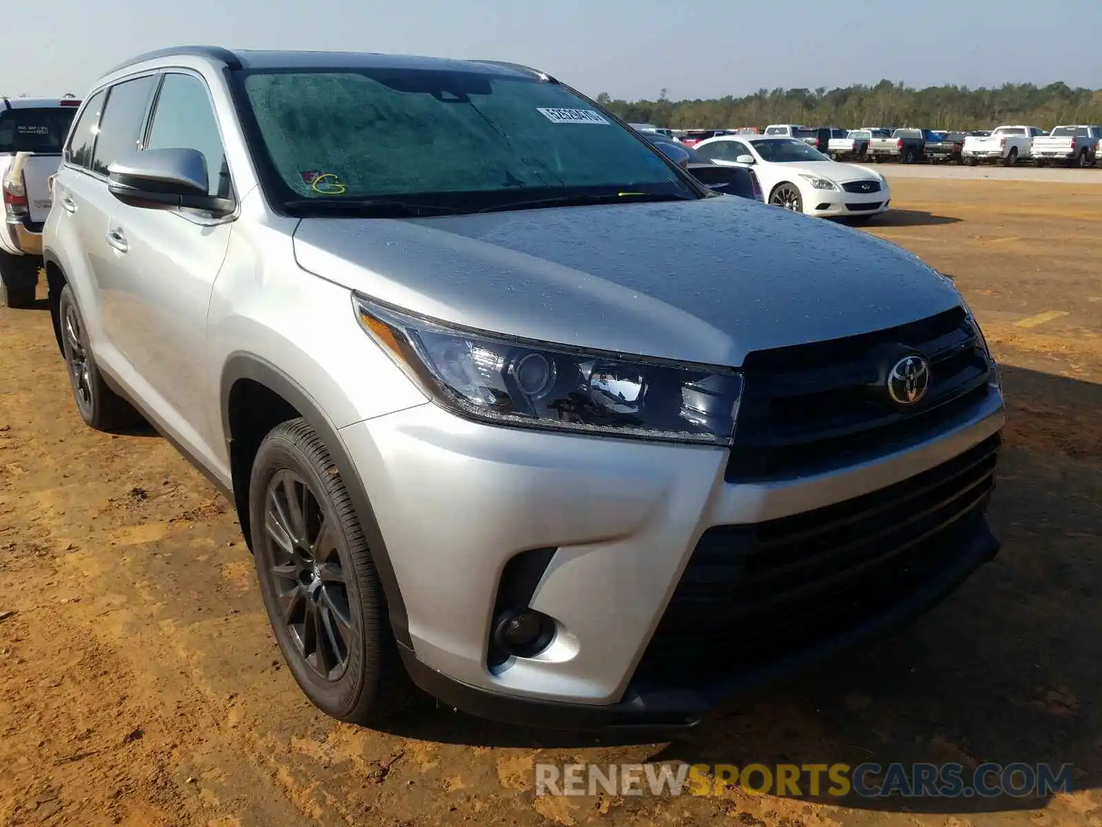 1 Photograph of a damaged car 5TDJZRFH5KS607541 TOYOTA HIGHLANDER 2019