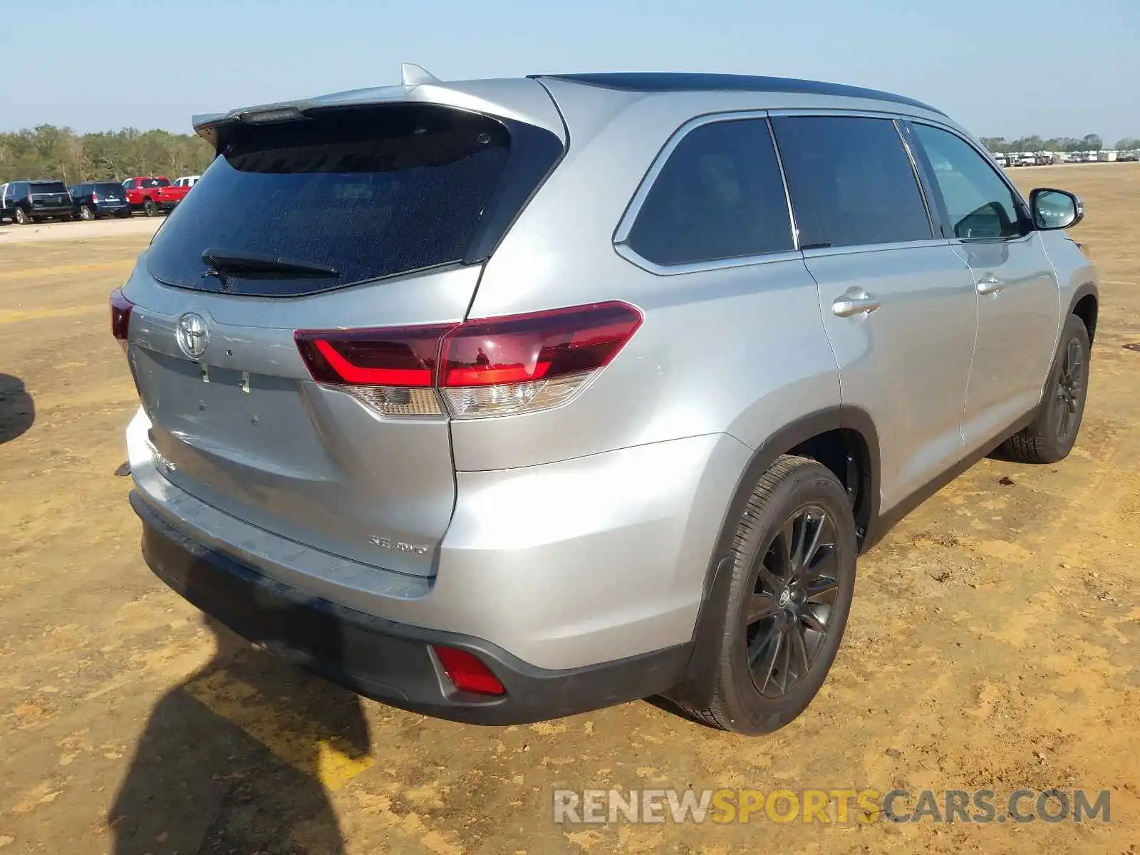 4 Photograph of a damaged car 5TDJZRFH5KS607541 TOYOTA HIGHLANDER 2019