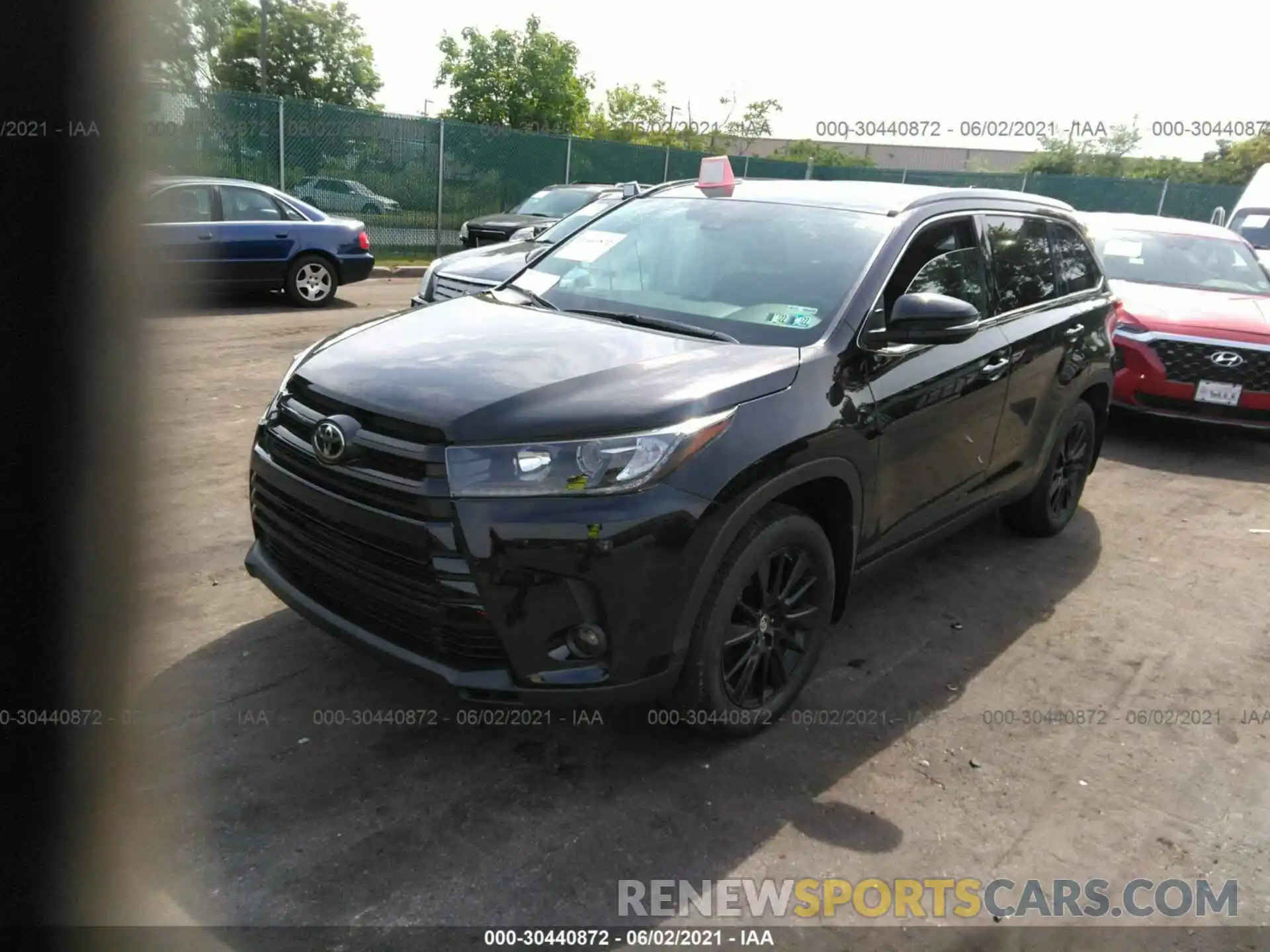 2 Photograph of a damaged car 5TDJZRFH5KS608883 TOYOTA HIGHLANDER 2019